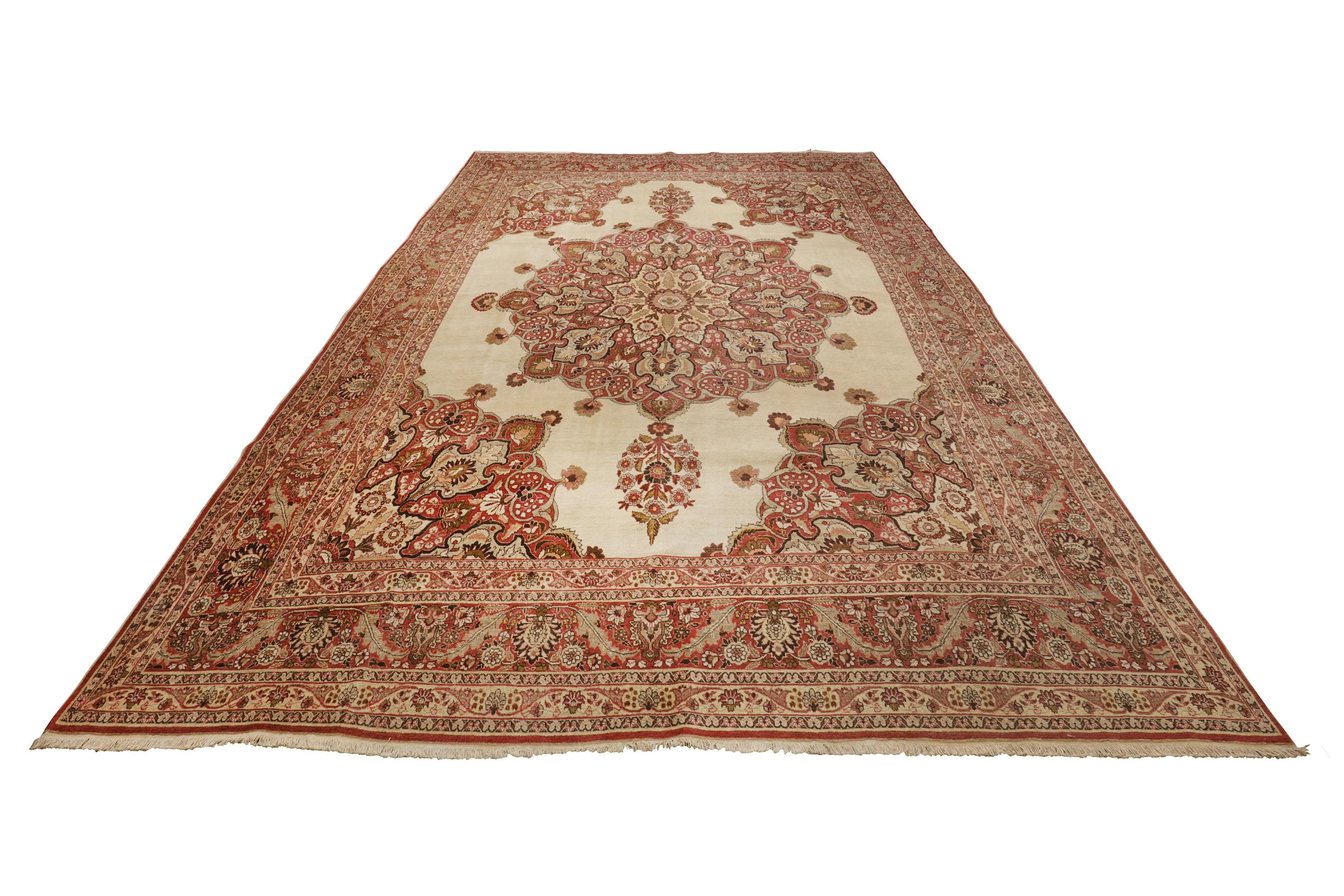 Perse Tapis persan ancien de Tabriz en vente