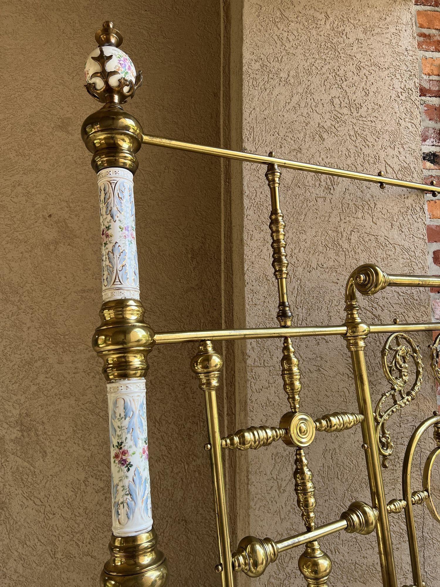 19ème siècle Antique Tall Victorian Brass Bed Full Frame Porcelain Hand Painted 7