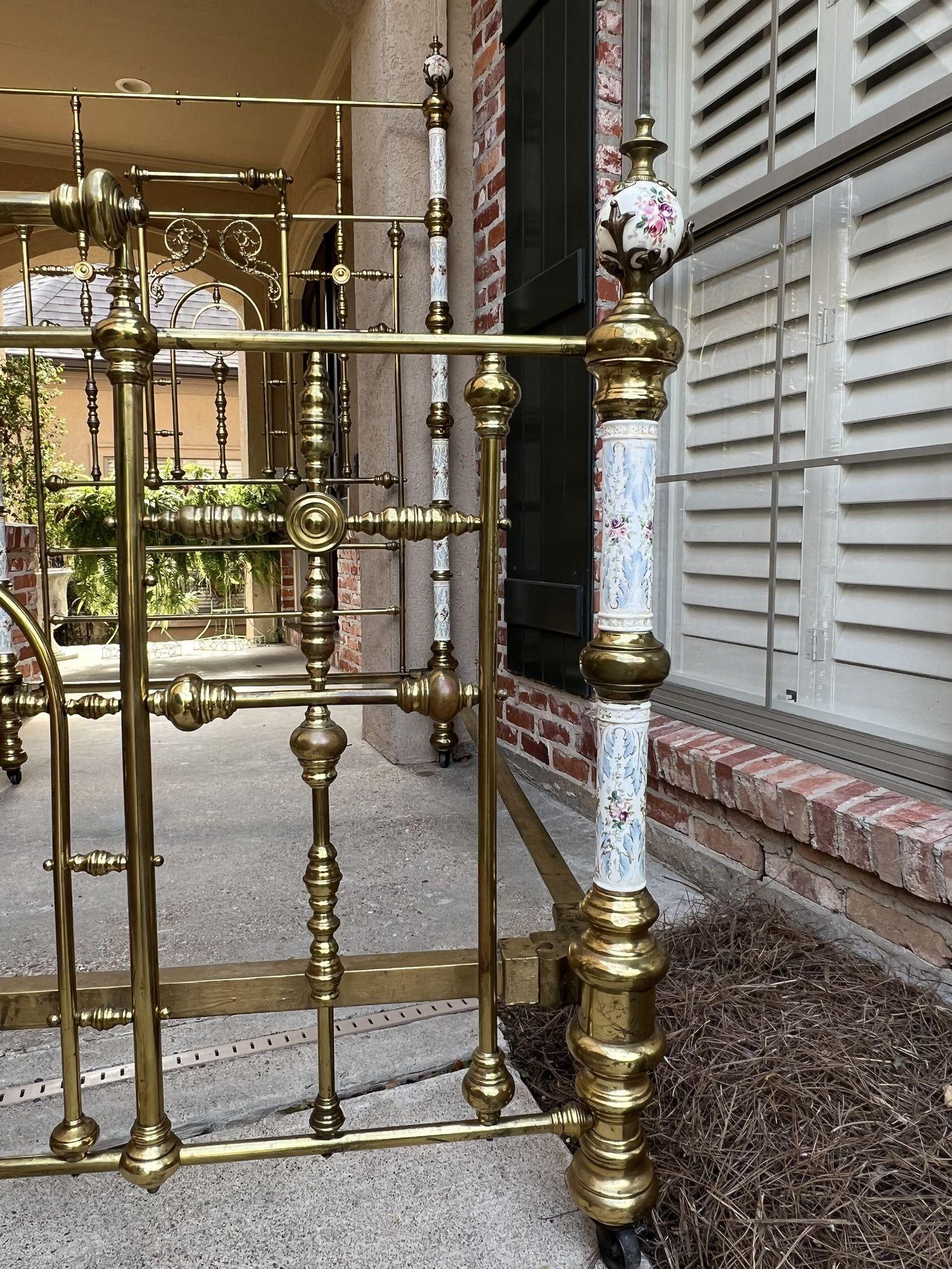 19ème siècle Antique Tall Victorian Brass Bed Full Frame Porcelain Hand Painted 8