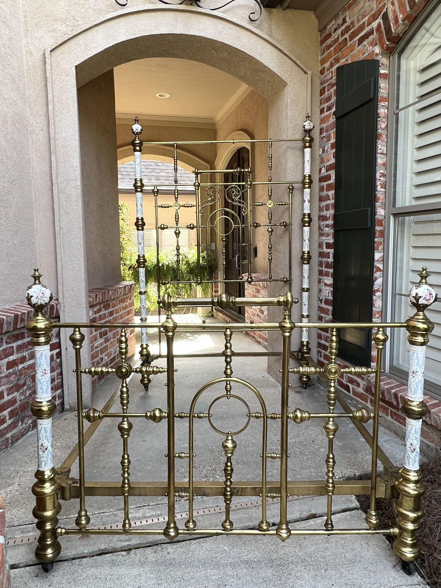 19ème siècle Antique Tall Victorian Brass Bed Full Frame Porcelain Hand Painted.

 En provenance directe d'une plantation du sud de la Louisiane, un véritable lit victorien en laiton du 19e siècle, avec une étonnante tête de lit d'une hauteur de