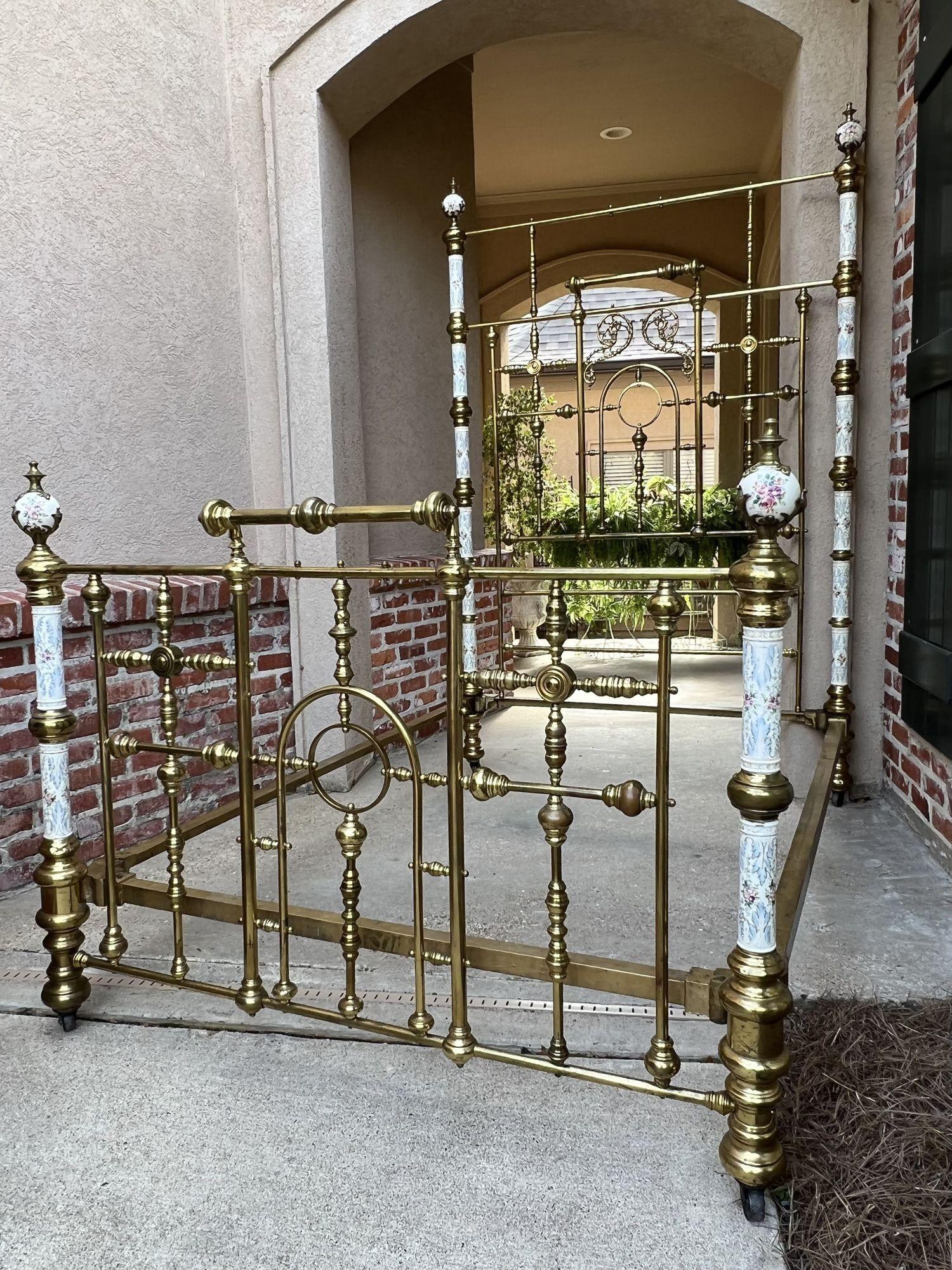 Victorien 19ème siècle Antique Tall Victorian Brass Bed Full Frame Porcelain Hand Painted