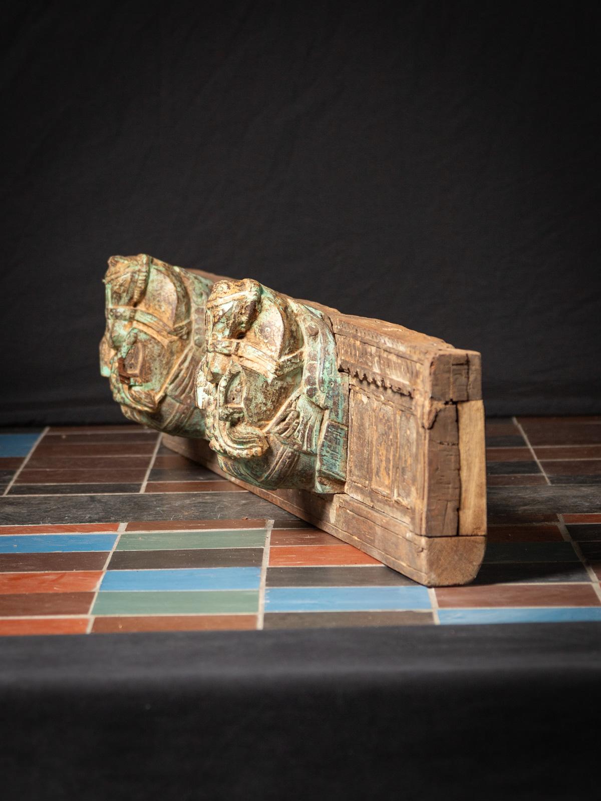 19e siècle Panneau de temple ancien de l'Inde avec deux têtes de cheval de l'Inde 4