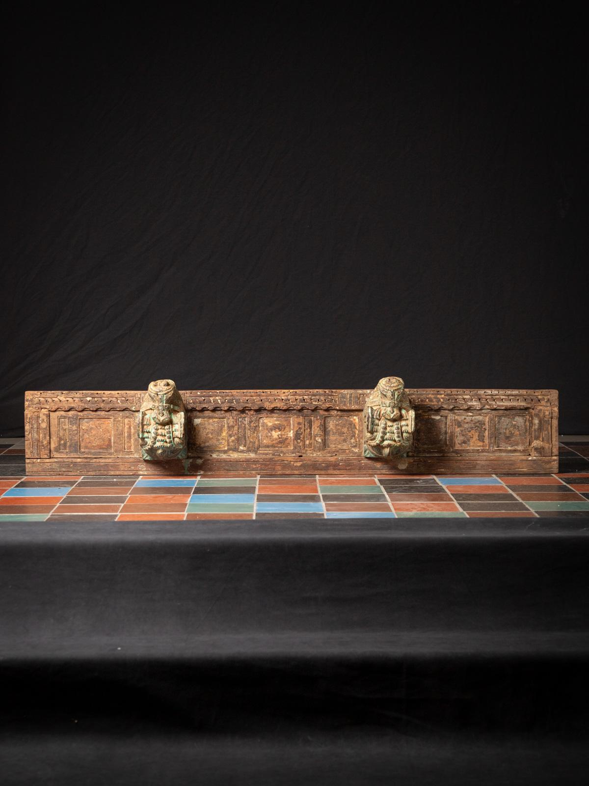 Ce panneau de temple antique en bois de l'Inde, qui présente deux têtes de cheval magnifiquement sculptées, est un artefact architectural exceptionnel du XIXe siècle provenant d'un temple traditionnel du Rajasthani. Fabriquée en bois massif et