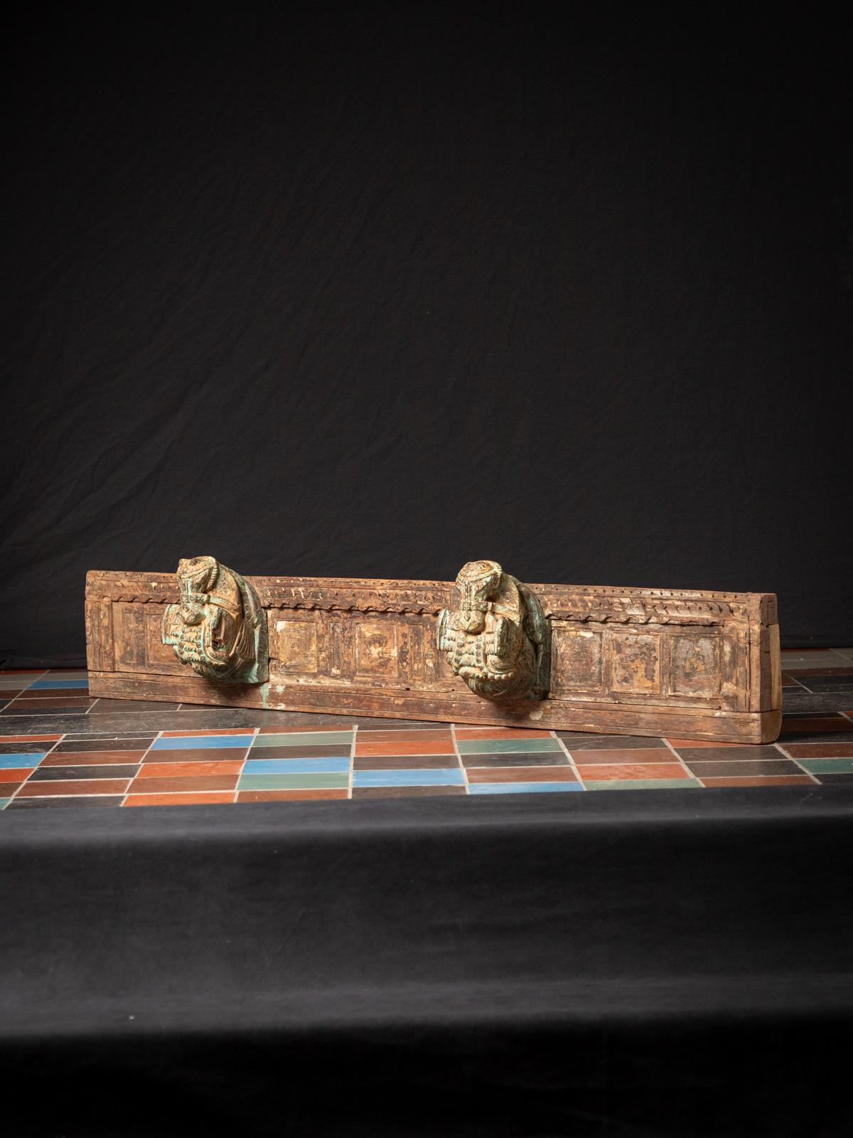 Indien 19e siècle Panneau de temple ancien de l'Inde avec deux têtes de cheval de l'Inde