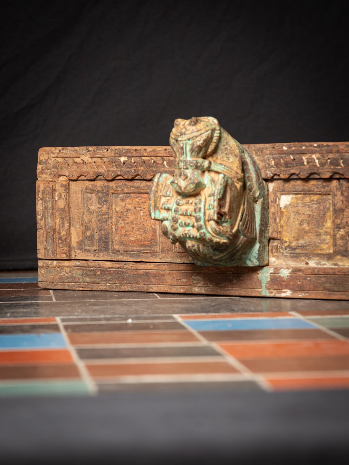 19e siècle Panneau de temple ancien de l'Inde avec deux têtes de cheval de l'Inde Bon état à DEVENTER, NL