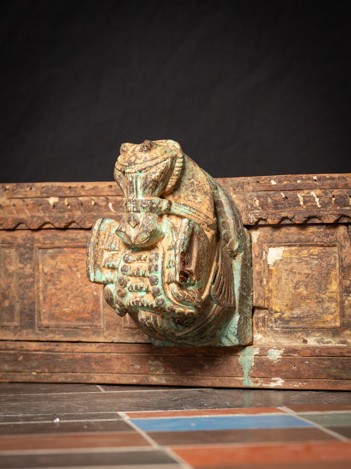 XIXe siècle 19e siècle Panneau de temple ancien de l'Inde avec deux têtes de cheval de l'Inde