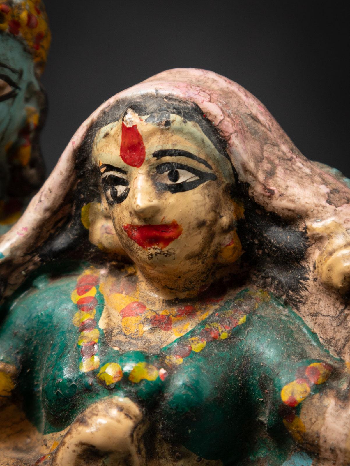Statua antica in terracotta di Radha e Krishna del XIX secolo proveniente dall'India 7