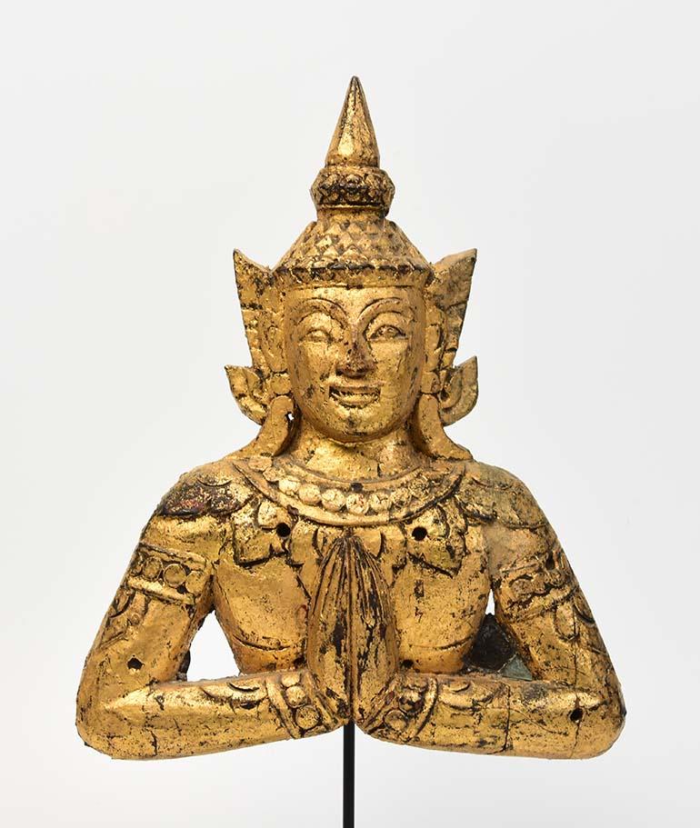 Thai wooden angel with gilded gold.

Age: Thailand, 19th Century
Size: height 27 cm / width 21.4 cm
Size including stand: height 39.3 cm
Condition: Nice condition overall (some expected degradation due to its age).

100% Satisfaction and