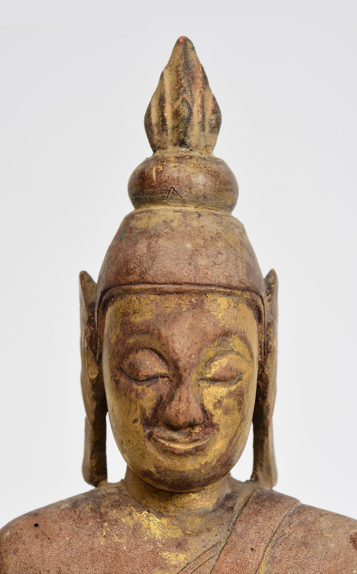Antico Buddha tailandese in legno seduto in posizione Mara Vijaya (che chiama la terra a testimoniare) su una base.

Età: Thailandia, XIX secolo
Dimensioni: Altezza 25,1 C.M. / Larghezza 10,5 C.M. / Profondità 7,6 C.M.
Condizioni: Buone condizioni