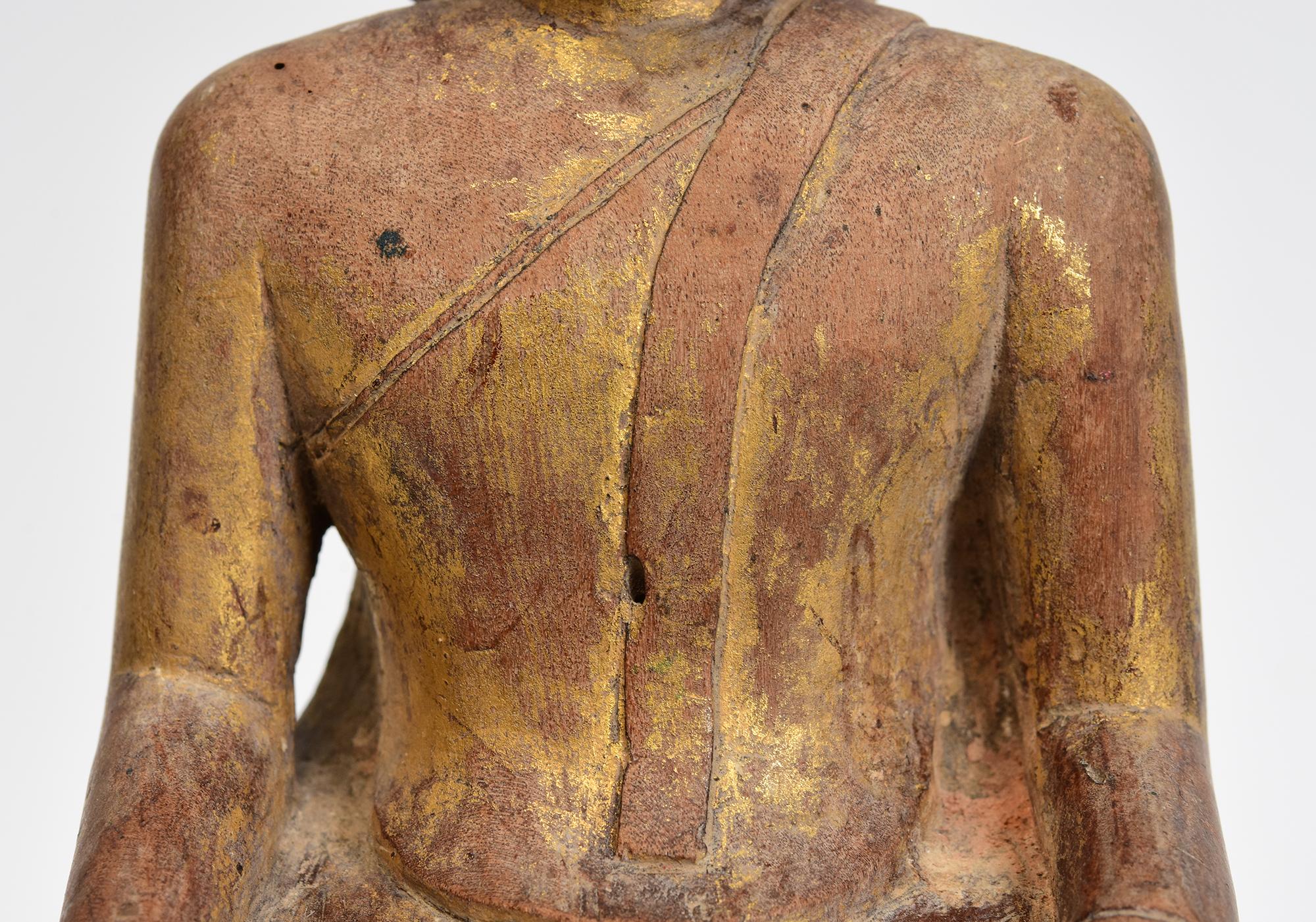Thailandese Antico Buddha seduto in legno tailandese del XIX secolo in vendita