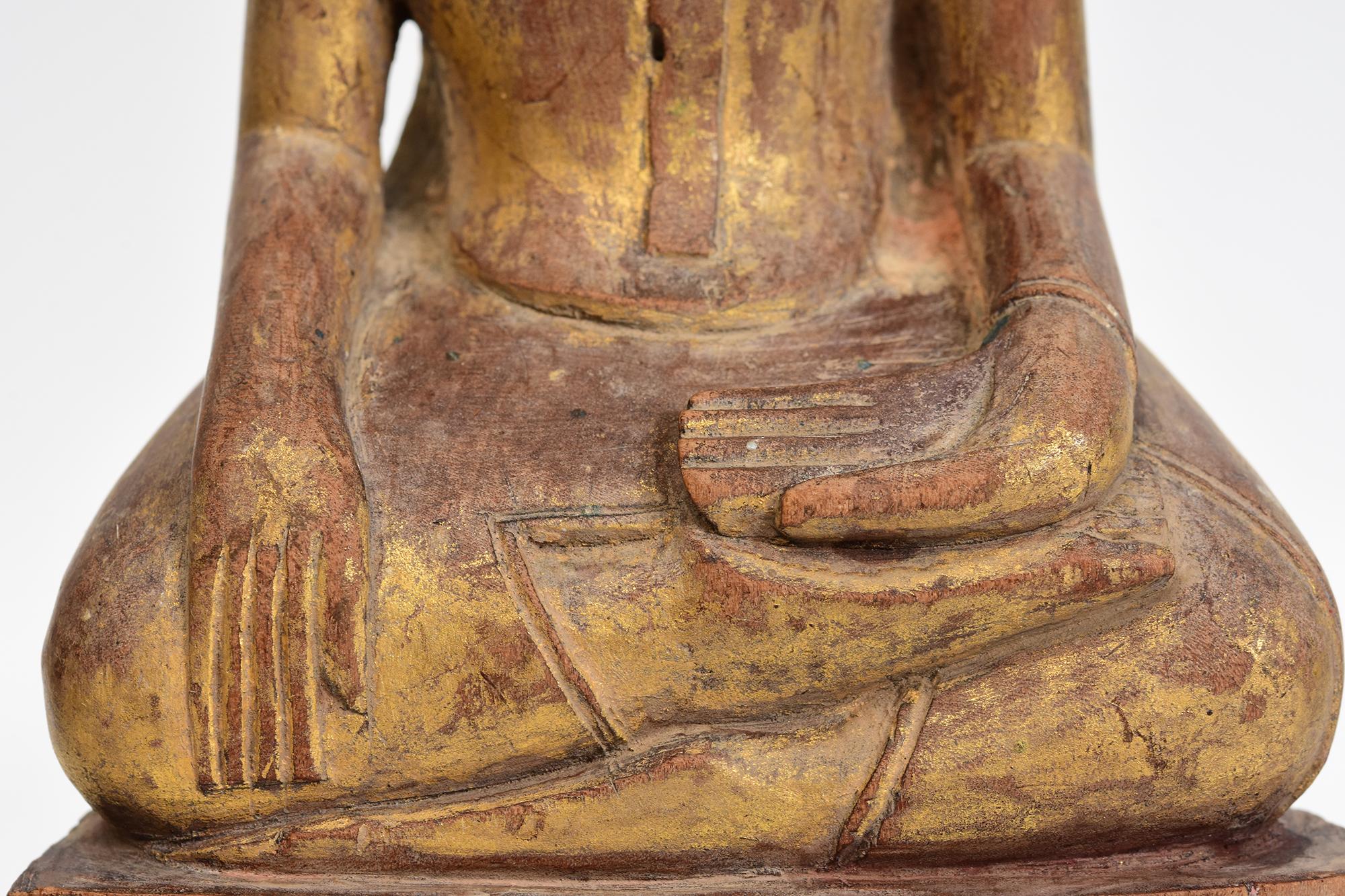 Intagliato a mano Antico Buddha seduto in legno tailandese del XIX secolo in vendita