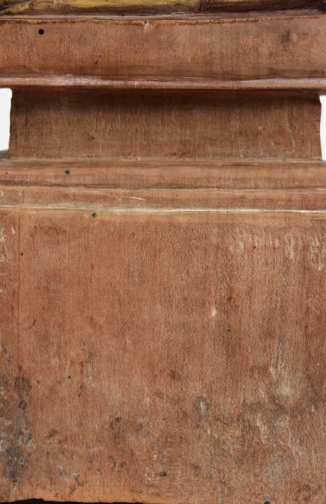 Antico Buddha seduto in legno tailandese del XIX secolo In condizioni buone in vendita a Sampantawong, TH