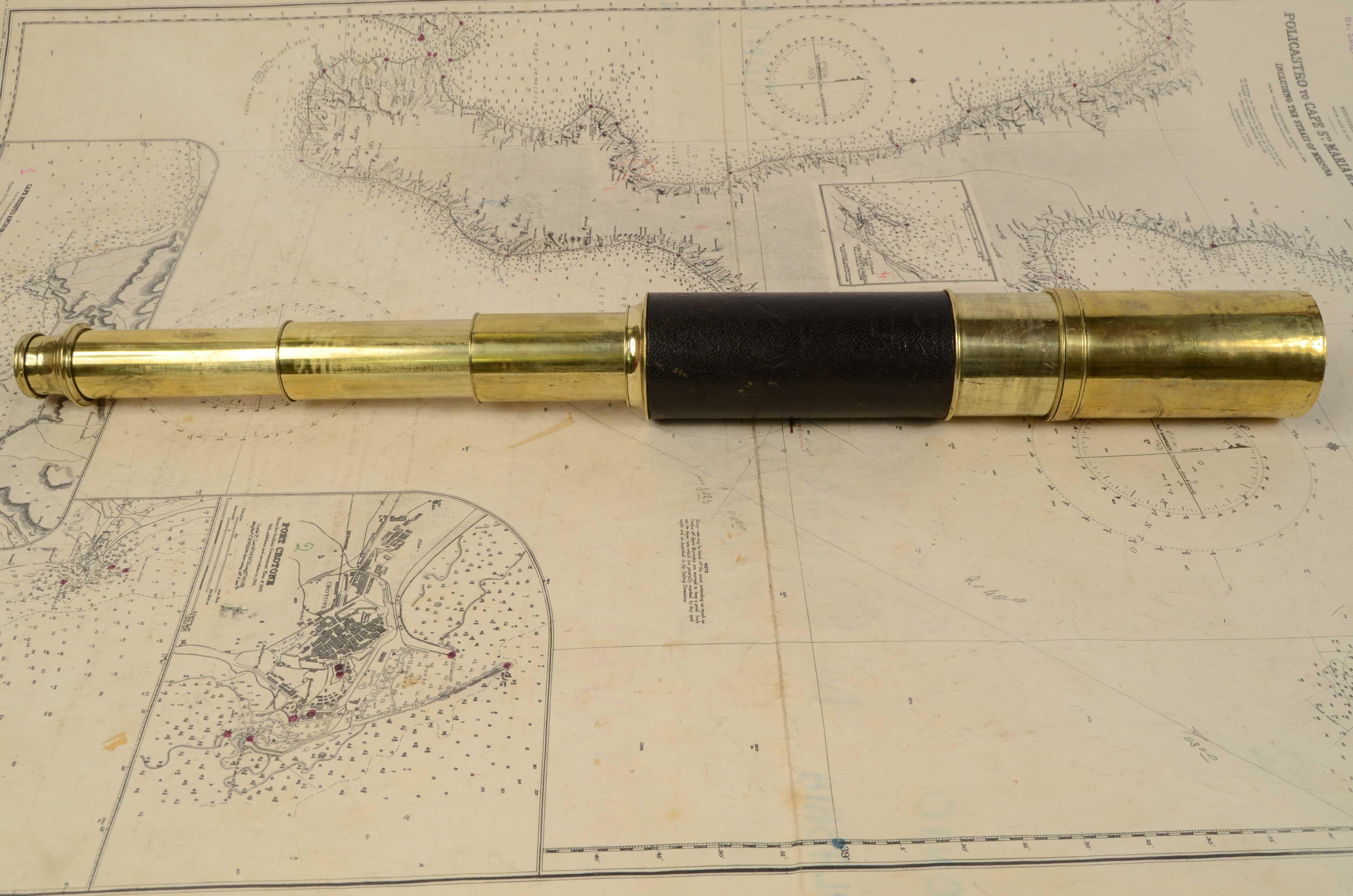 Brass telescope with leather handle, made at the end of the nineteenth century, focusing with three extensions. English manufacture of the second half of the 1800s. Maximum length 99 cm - 39 inches, minimum 30,5 cm - 12 inches, focal diameter 4,5 cm