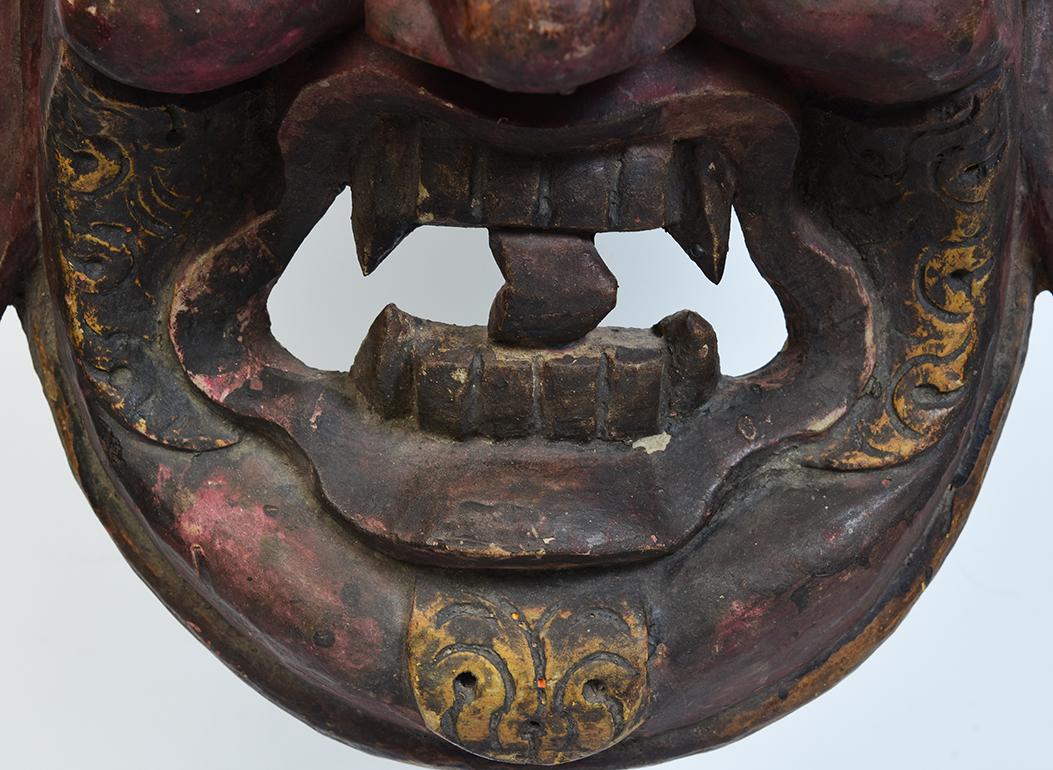 Sculpté à la main Masque bouddhiste tibétain ancien Mahakala en bois avec support, XIXe siècle en vente