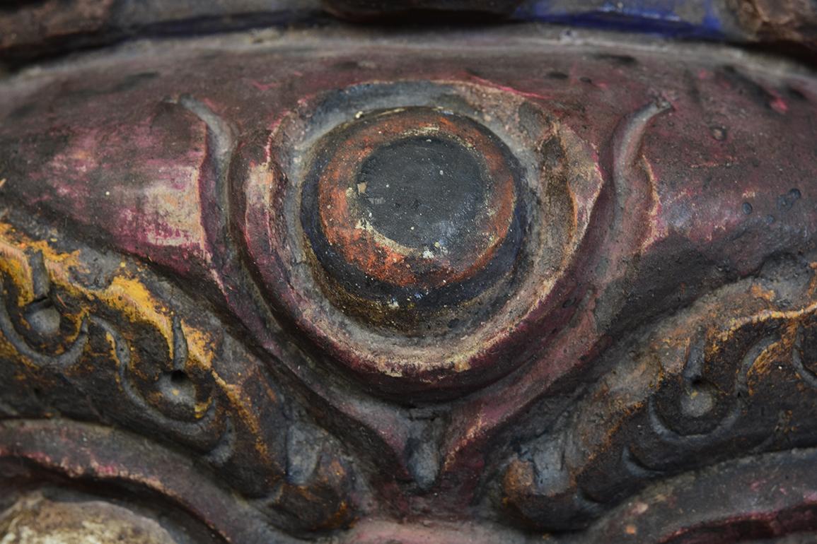 Masque bouddhiste tibétain ancien Mahakala en bois avec support, XIXe siècle Bon état - En vente à Sampantawong, TH