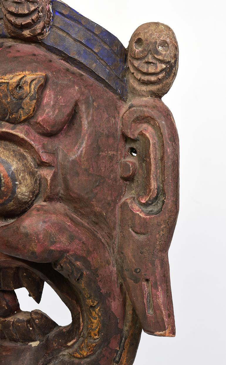 Masque bouddhiste tibétain ancien Mahakala en bois avec support, XIXe siècle en vente 2