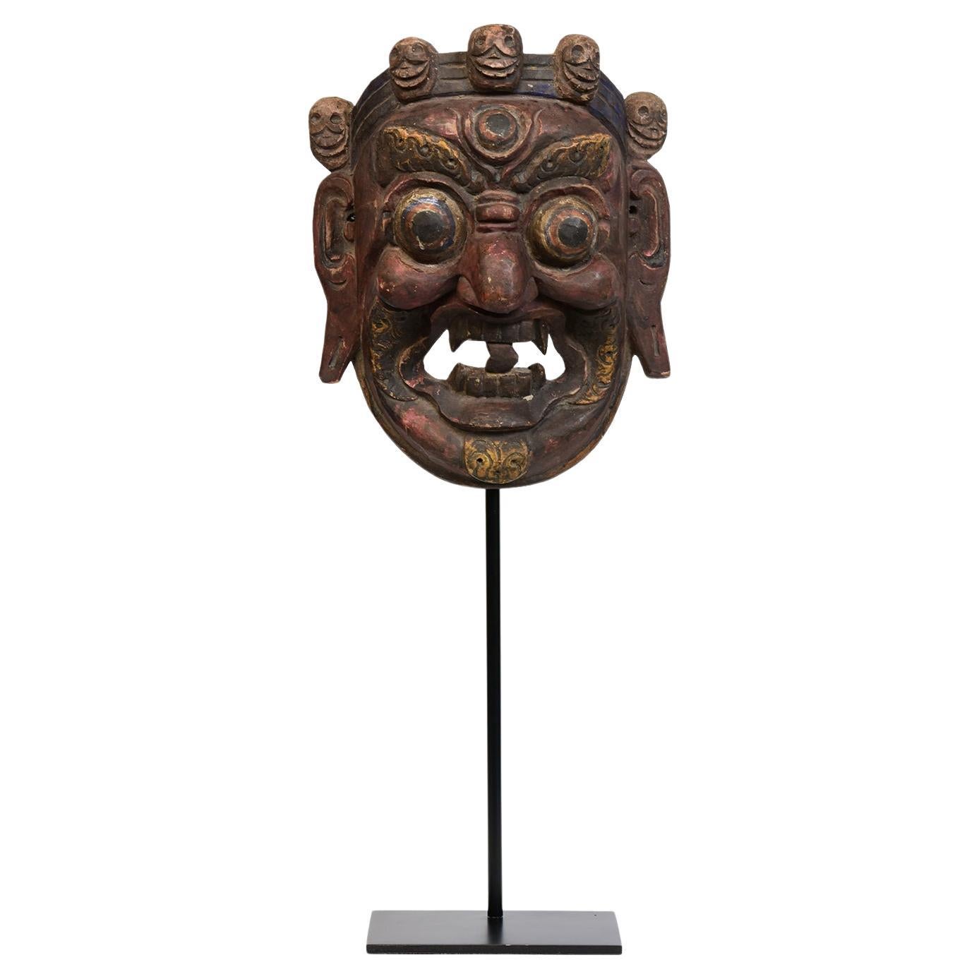 Antike tibetische buddhistische Mahakala-Maske aus Holz mit Ständer aus dem 19. Jahrhundert