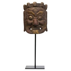 19. Jahrhundert, antike tibetische hölzerne buddhistische Mahakala-Maske mit Stand