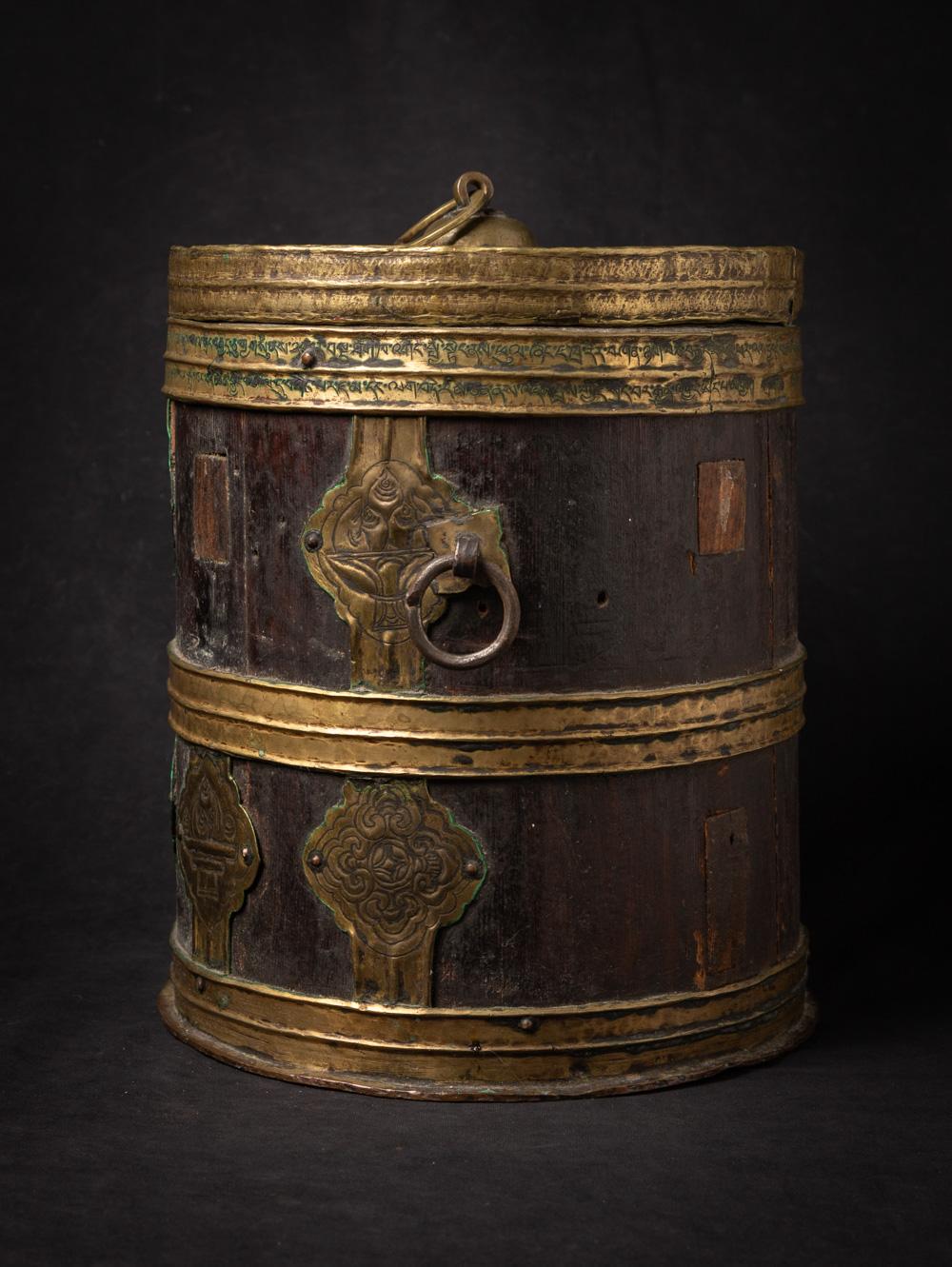 Antique Tibetan Yak Butter container
Material : wood
35,5 cm high
29,5 diameter
With fire gilded copper strip with Tibetan inscriptions
19th century
Weight: 5 kgs
Originating from Tibet
Nr: 3824