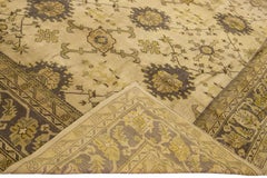 Tapis turc ancien Oushak en laine à fleurs beige du XIXe siècle