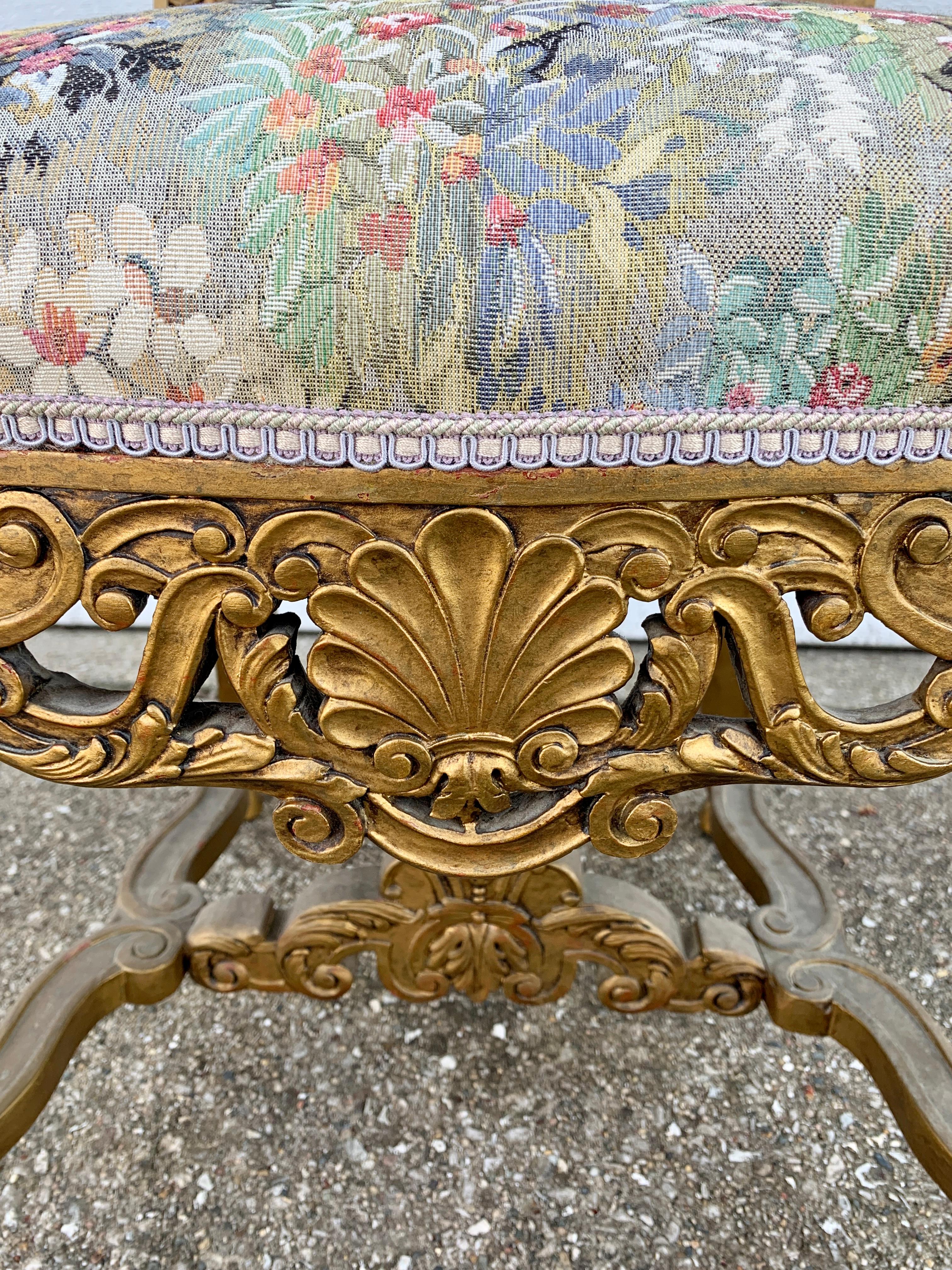 Paire d'anciennes chaises de trône vénitiennes en bois doré sculpté du 19e siècle en vente 4