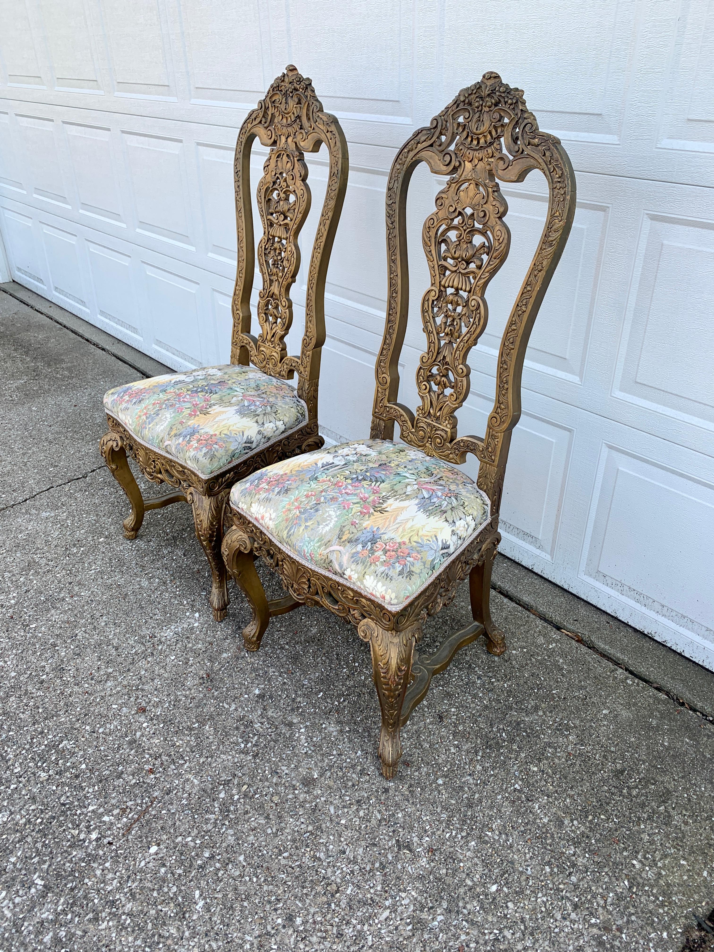 Rococo Paire d'anciennes chaises de trône vénitiennes en bois doré sculpté du 19e siècle en vente