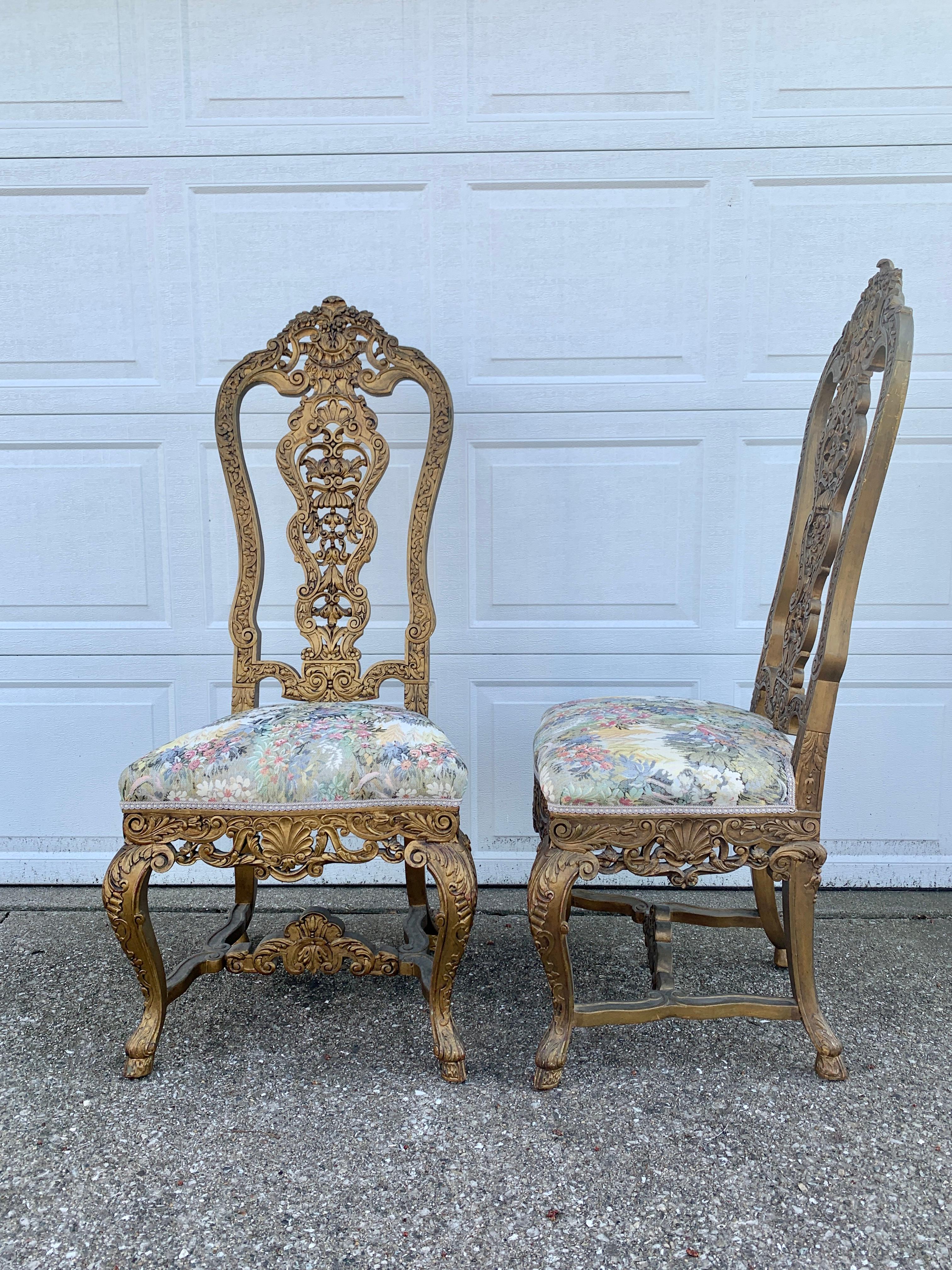 Tissu d'ameublement Paire d'anciennes chaises de trône vénitiennes en bois doré sculpté du 19e siècle en vente