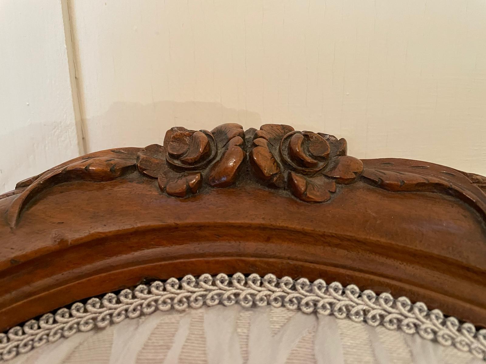 Antiker viktorianischer geschnitzter Damenstuhl aus Nussbaumholz, 19. Jahrhundert im Angebot 4