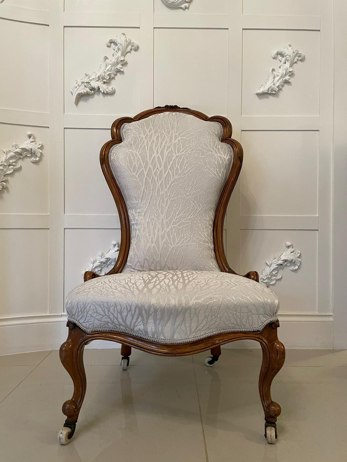 Chaise de dame victorienne en noyer sculpté du 19e siècle, avec un dossier en noyer massif sculpté et festonné de belle qualité et un siège en forme de serpentin. Il repose sur de jolis pieds cabriole sculptés à l'avant et sur des pieds arrière
