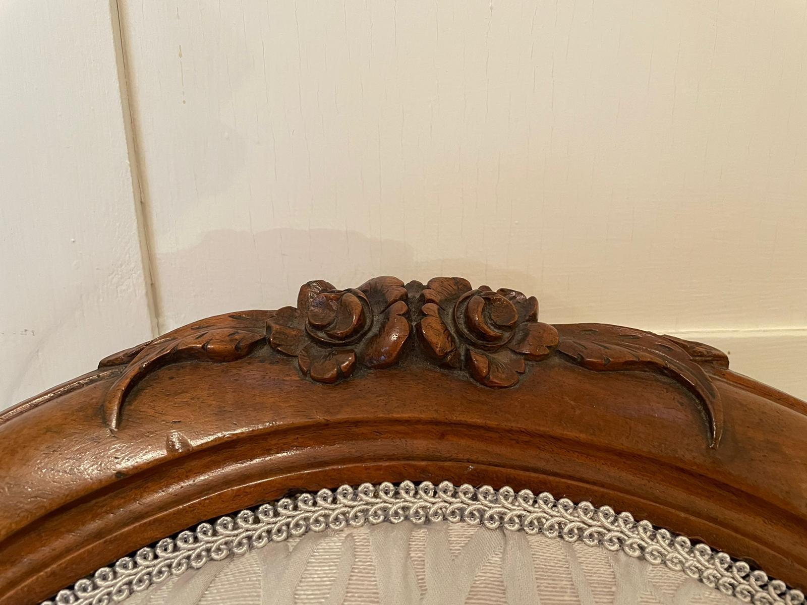 Antiker viktorianischer geschnitzter Damenstuhl aus Nussbaumholz, 19. Jahrhundert im Angebot 1