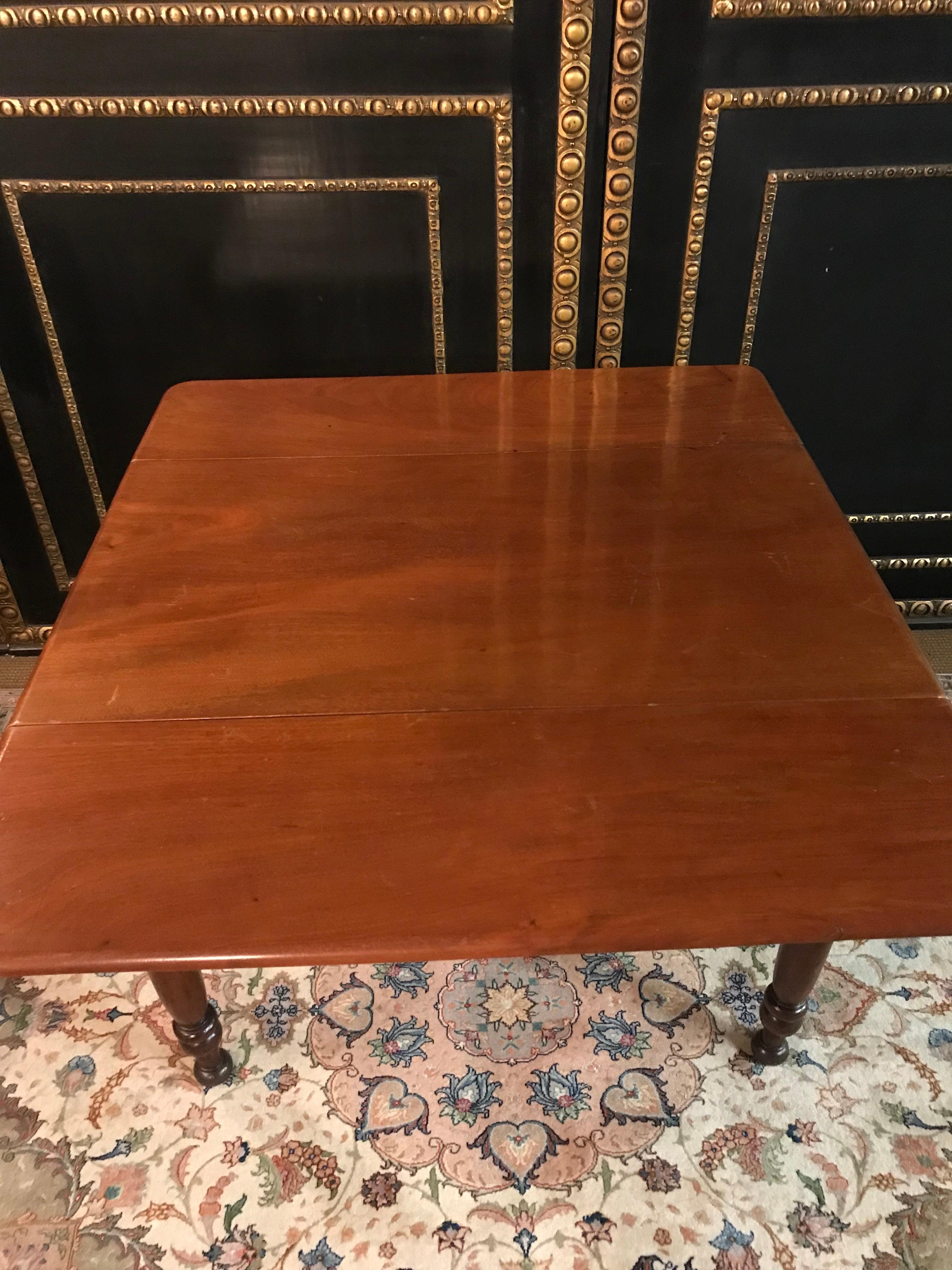 19th Century Antique Victorian Drop-Leaf Table, Solid Mahogany Veneer Wood In Good Condition For Sale In Berlin, DE