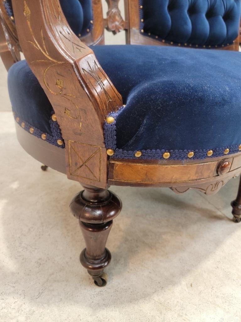 Canapé de salon victorien du 19e siècle, style Eastlake, en ronce de noyer sculpté et touffeté, nouvellement restauré et retapissé de velours bleu royal.

Antique canapé de salon victorien de haute qualité en bois sculpté de style Eastlake que nous