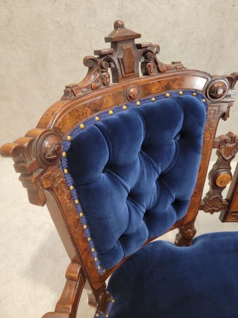 Inconnu Ensemble de salon victorien du 19ème siècle de style Eastlake sculpté et touffeté, nouvellement en vente