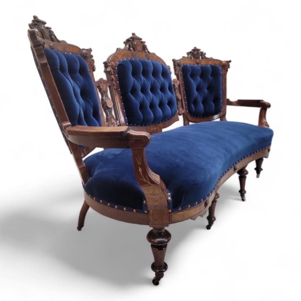 Sculpté Ensemble de salon victorien du 19ème siècle de style Eastlake sculpté et touffeté, nouvellement en vente