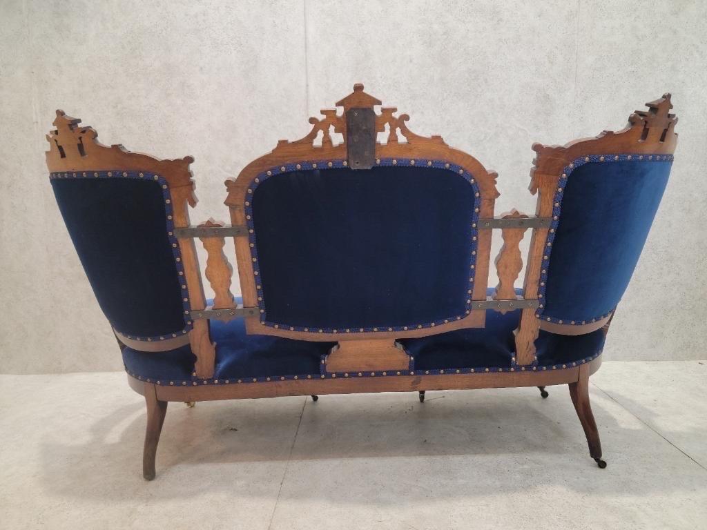 Ensemble de salon victorien du 19ème siècle de style Eastlake sculpté et touffeté, nouvellement Bon état - En vente à Chicago, IL