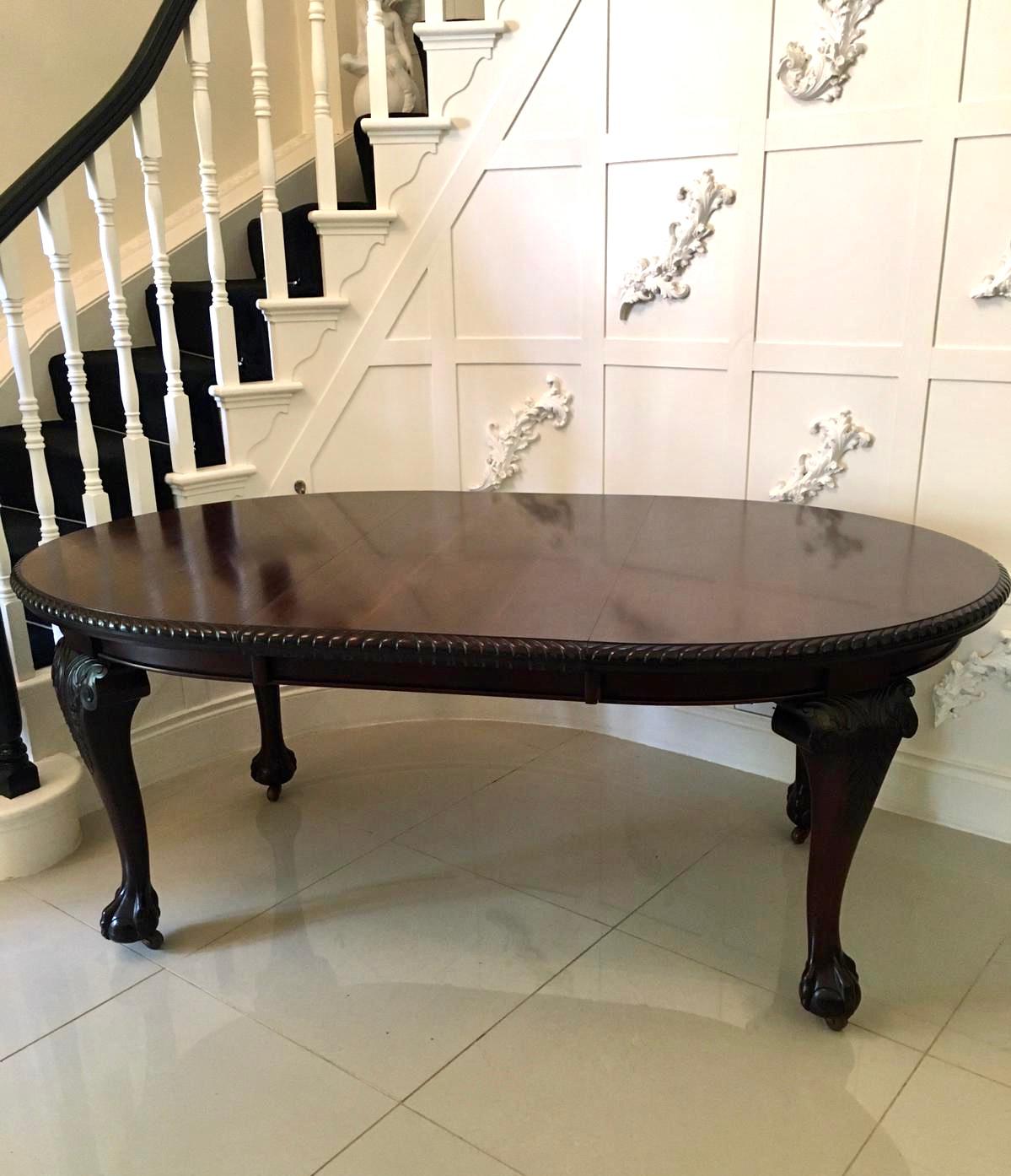 Fine quality 19th century antique Victorian mahogany extending dining table which boasts a superior oval mahogany top with a quality carved edge and oval mahogany frieze. It has the original extra leaf with the same carved edge and frieze. The