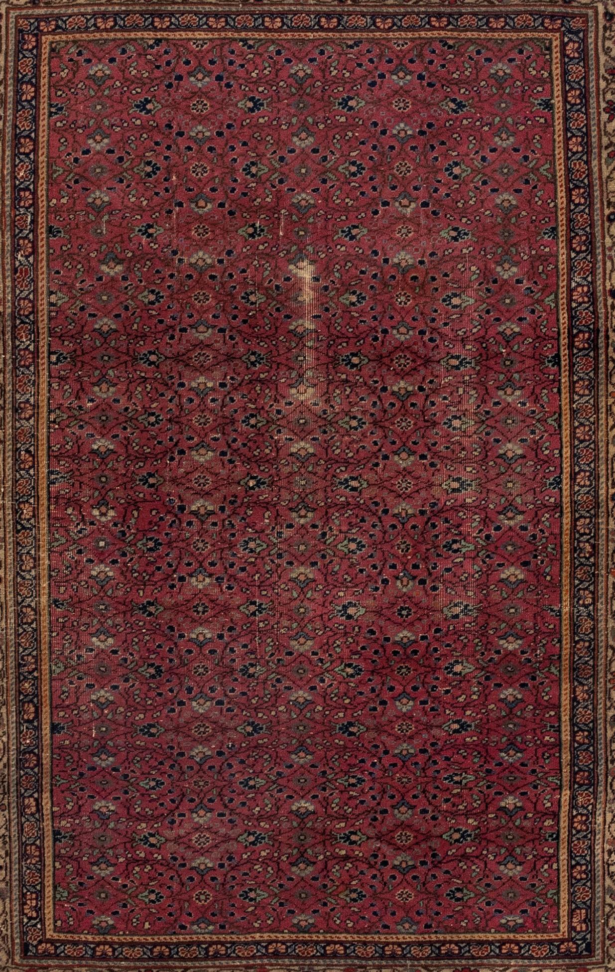 Dieser exquisite viktorianische Teppich aus dem 19. Jahrhundert zeichnet sich durch ein beeindruckendes botanisches Muster auf einem prächtigen burgunderroten Wollgrund aus. Seine handgeknüpfte Verarbeitung macht ihn zu einer idealen Wahl für