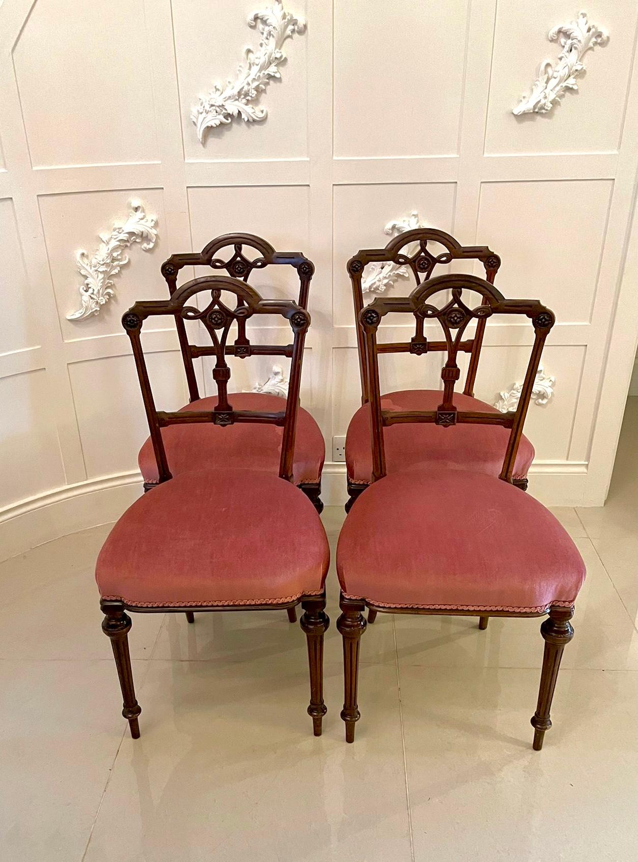 19th century antique Victorian set of four walnut dining chairs having a quality pretty carved shaped top rail, carved shaped splat to the centre and raised on elegant turned tapering reeded legs with out swept back legs. Upholstered in pink