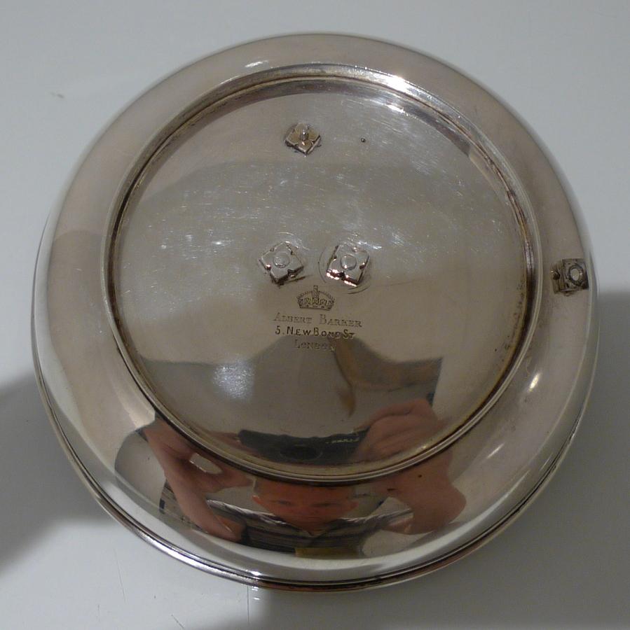 A stunningly beautiful and extremely rare plain formed circular silver “collapsable” chamberstick. The capital is mounted on an elegant hinged wire work frame. There is a stylish applied entwined initial for importance.

 

Weight: 8.7 troy
