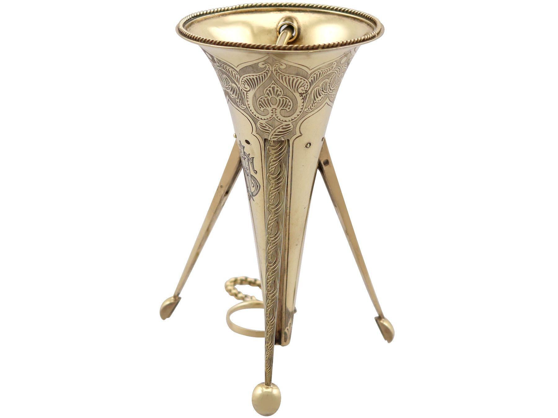 Un excepcional, fino e impresionante posa ramilletes antiguo victoriano inglés de plata de ley; una adición a nuestra colección de platería ornamental.

Este excepcional ramillete victoriano antiguo de plata de ley tiene forma cónica sobre tres