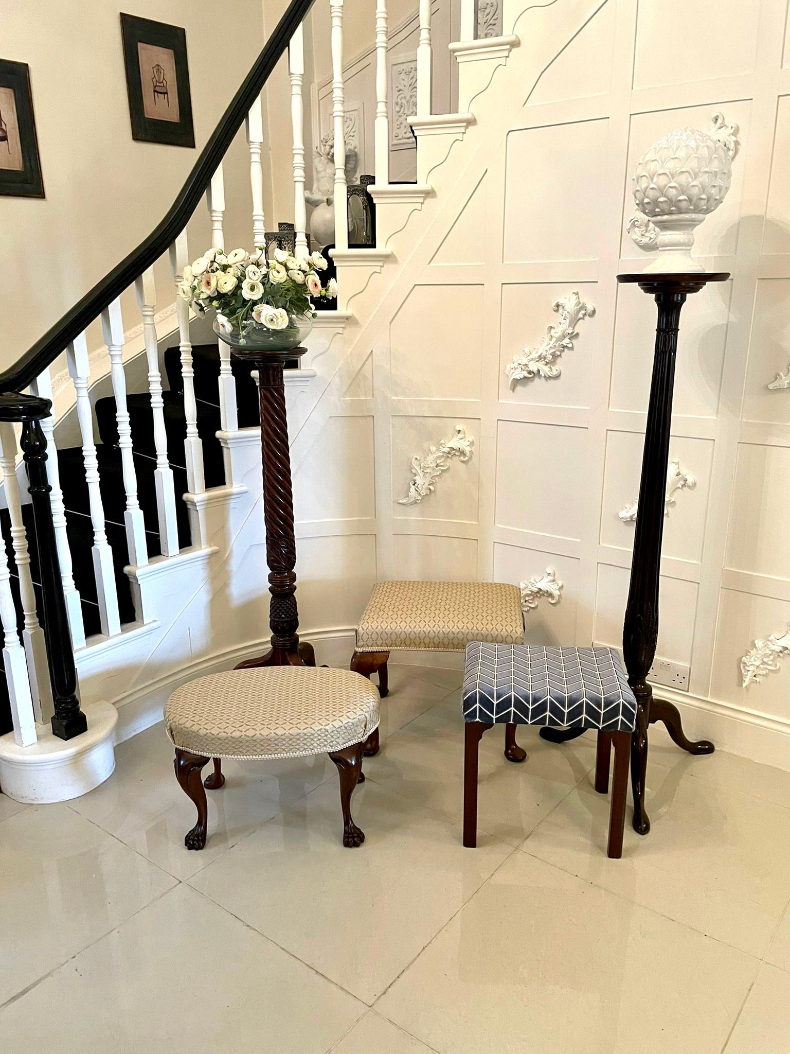 Antique tabouret victorien en noyer ayant des pieds cabriole de qualité en noyer massif avec des pieds rembourrés et des supports façonnés avec un siège nouvellement rembourré dans un tissu élégant de qualité.

Un charmant exemple en très bon