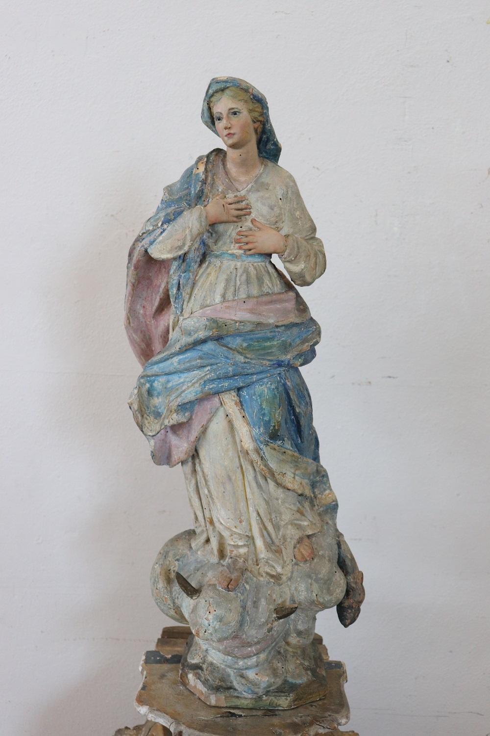 Seltene antike Skulptur der Jungfrau Maria. Perfekt für eine Sammlung sakraler antiker Gegenstände. Hohe künstlerische Qualität der italienischen Bildhauerei. Komplett aus handgeschnitztem und bemaltem Holz gefertigt.


