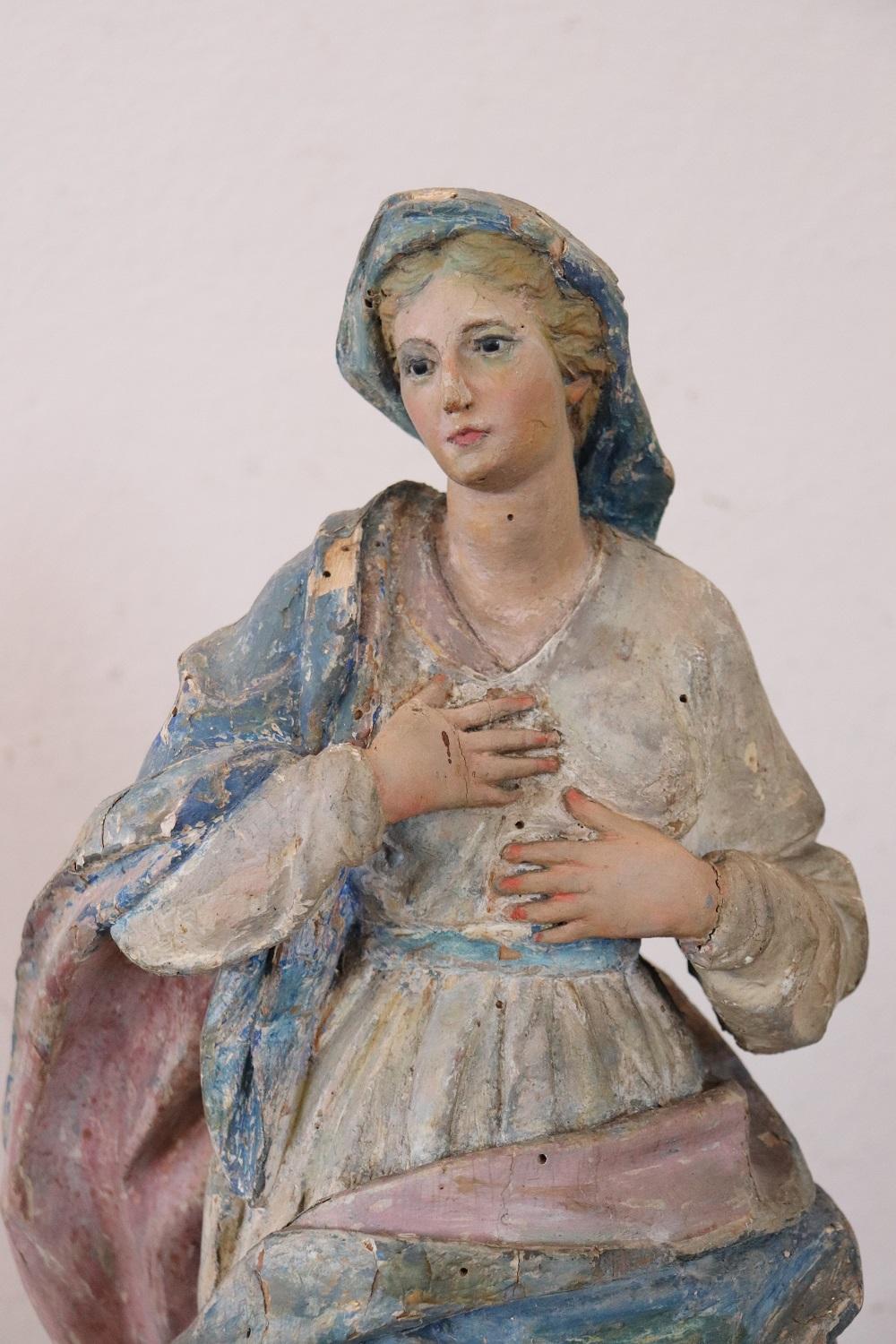Antike Skulptur der Jungfrau Maria aus handgeschnitztem Holz aus dem 19. Jahrhundert (Italienisch) im Angebot