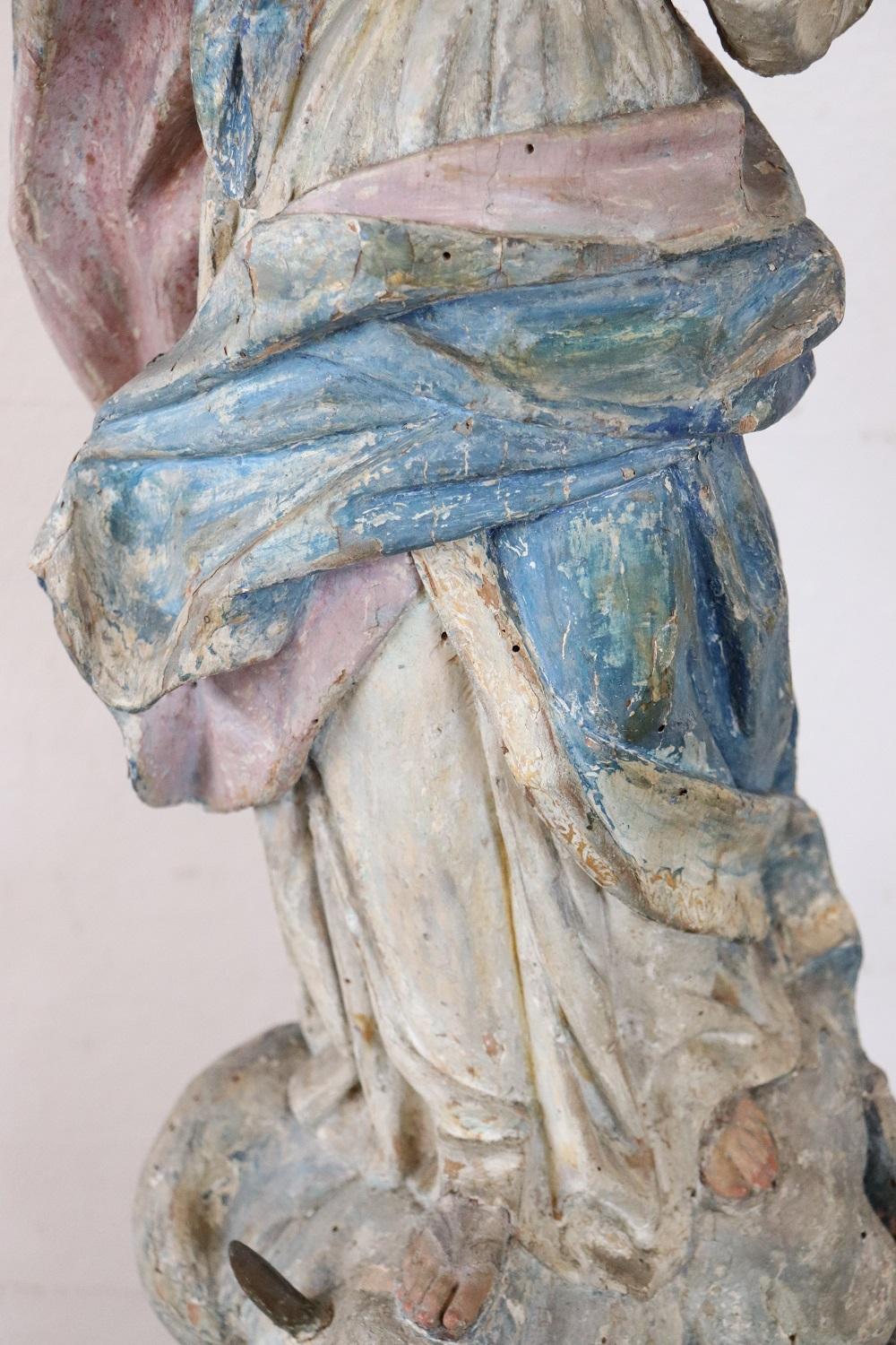 Antike Skulptur der Jungfrau Maria aus handgeschnitztem Holz aus dem 19. Jahrhundert (Handgeschnitzt) im Angebot