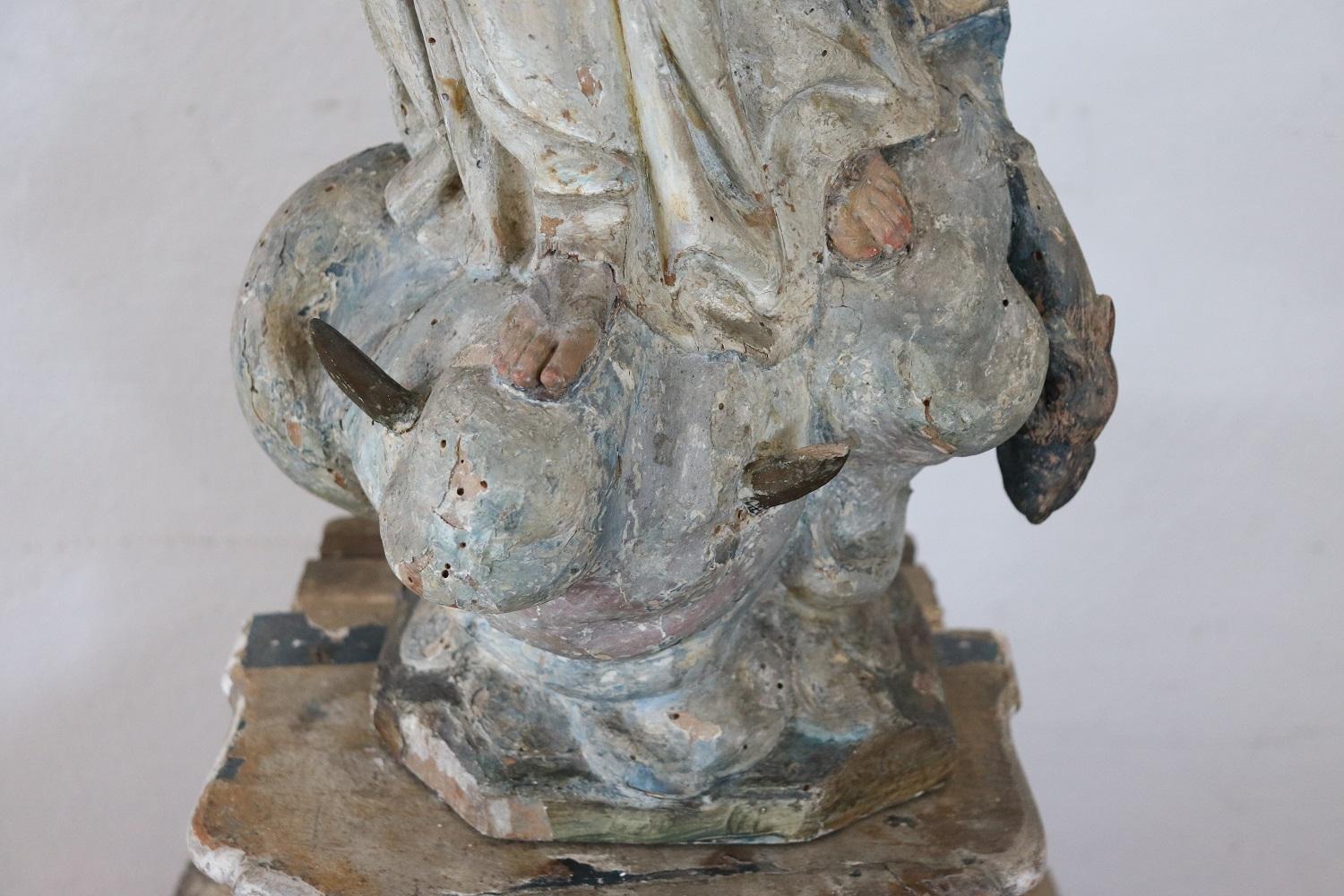 Antike Skulptur der Jungfrau Maria aus handgeschnitztem Holz aus dem 19. Jahrhundert im Zustand „Relativ gut“ im Angebot in Casale Monferrato, IT