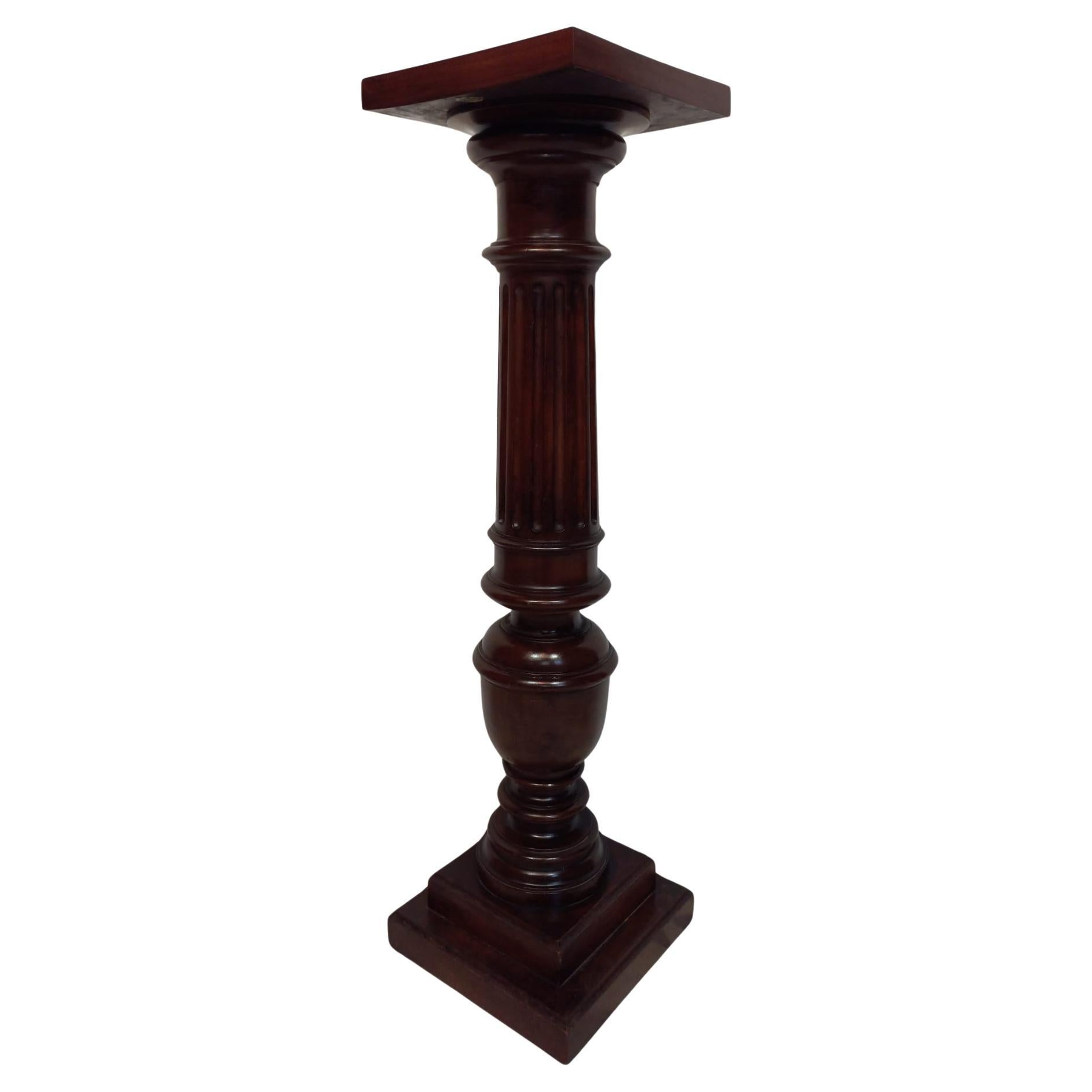 Siglo XIX Columna antigua de nogal teñido en venta