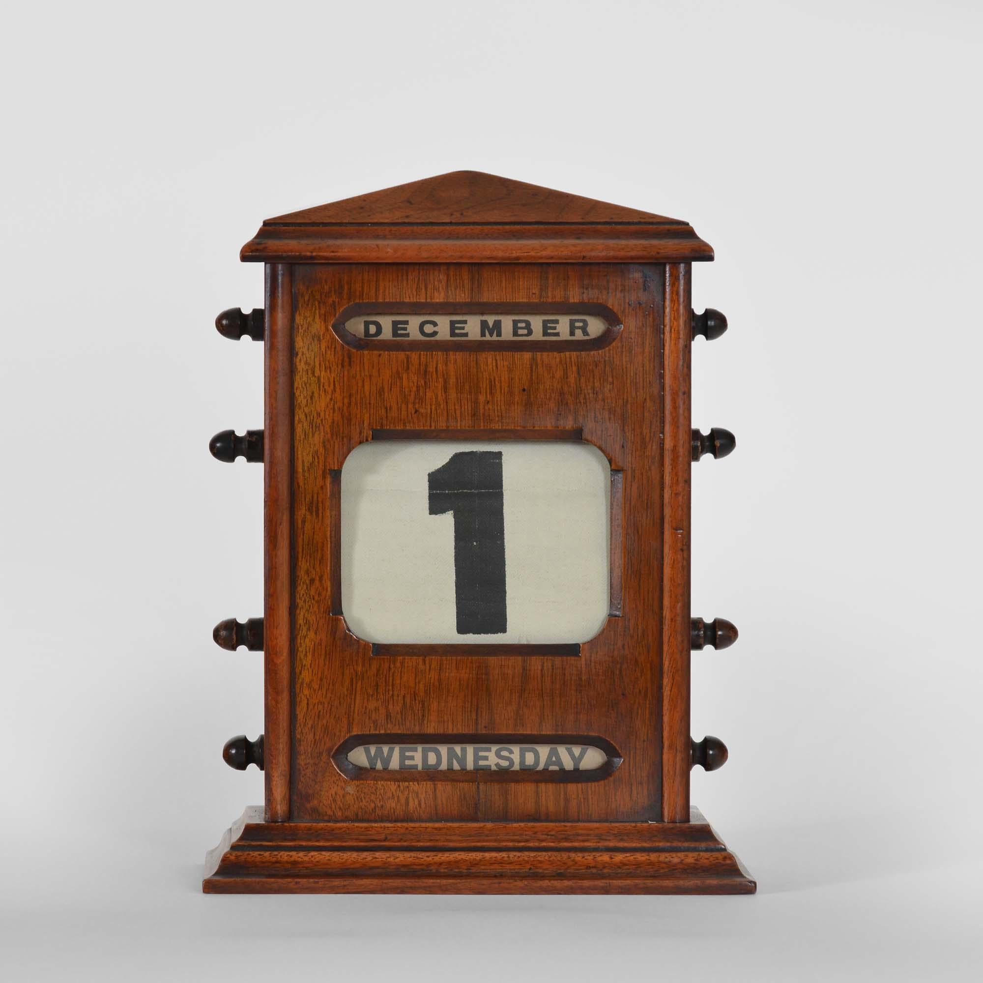 Anglais Calendrier de bureau perpétuel en noyer du 19e siècle en vente