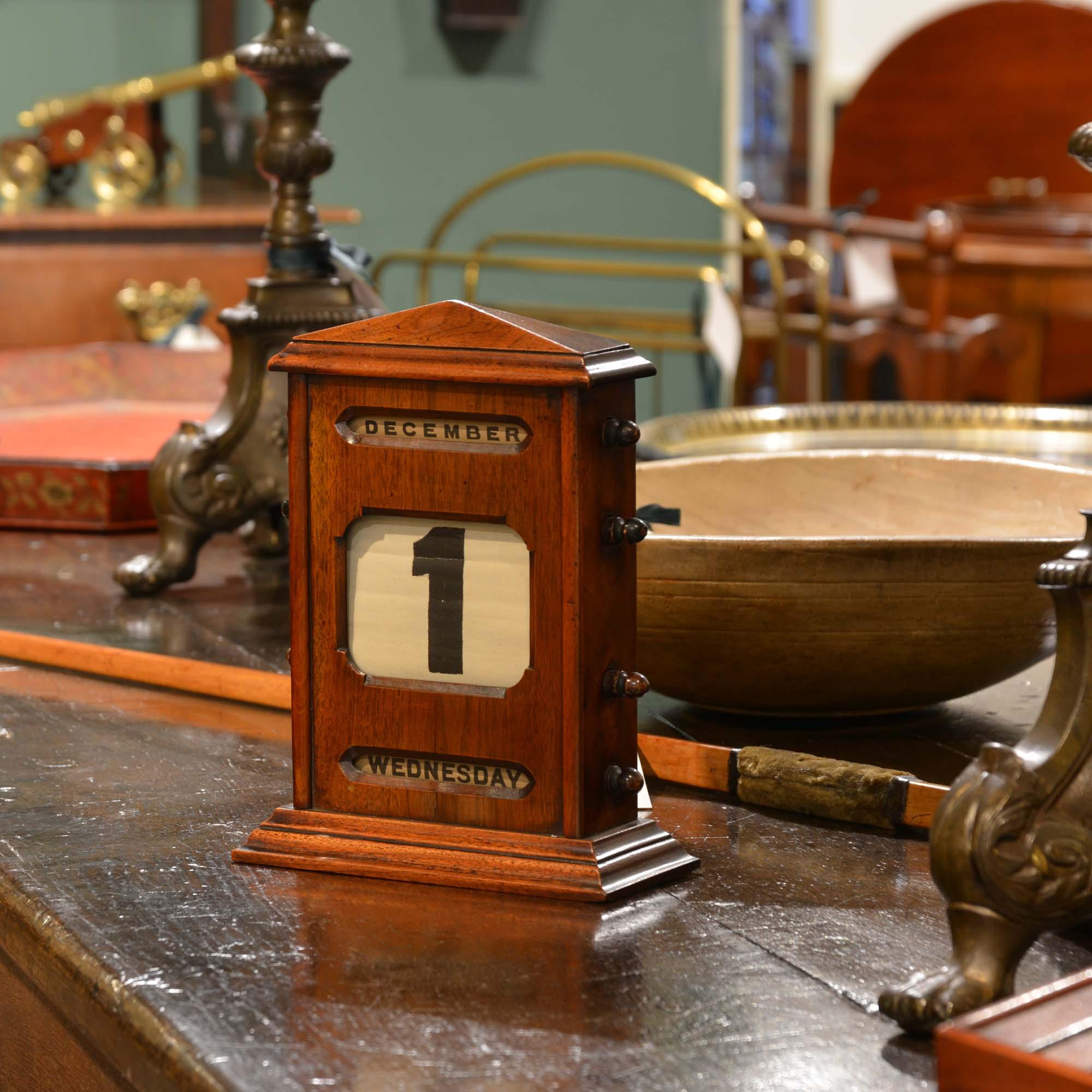 Calendrier de bureau perpétuel en noyer du 19e siècle Bon état - En vente à Castle Douglas, GB