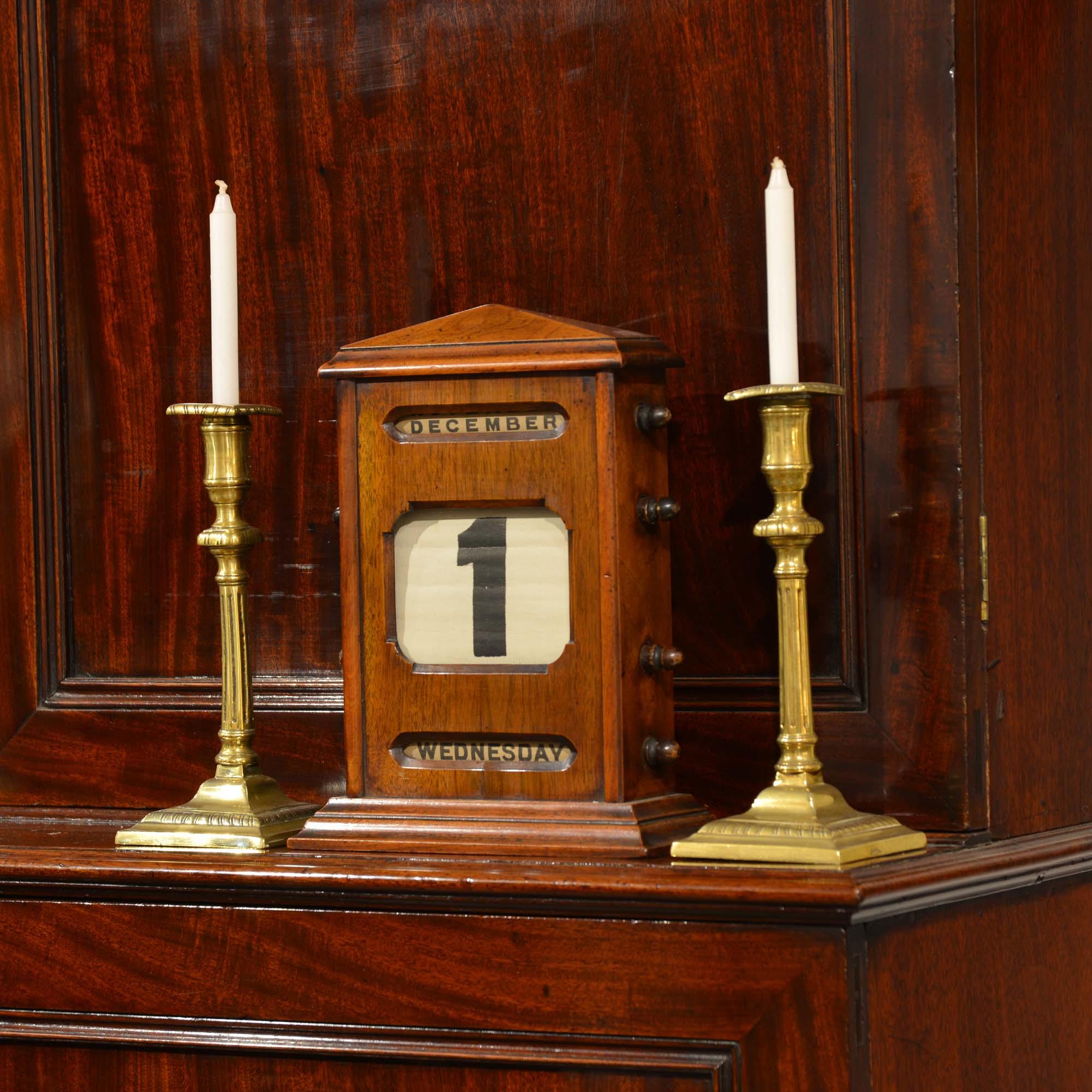 XIXe siècle Calendrier de bureau perpétuel en noyer du 19e siècle en vente