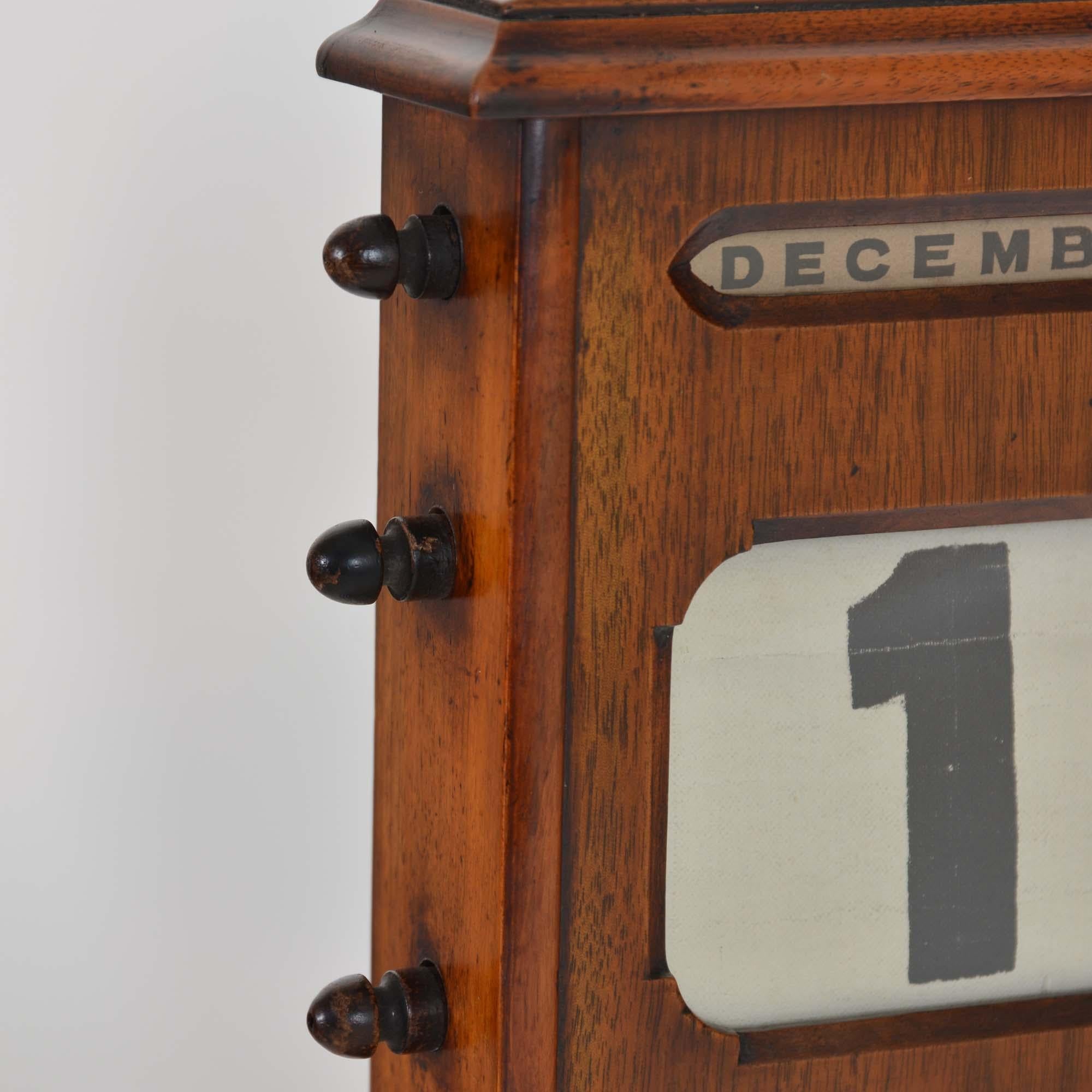 Noyer Calendrier de bureau perpétuel en noyer du 19e siècle en vente